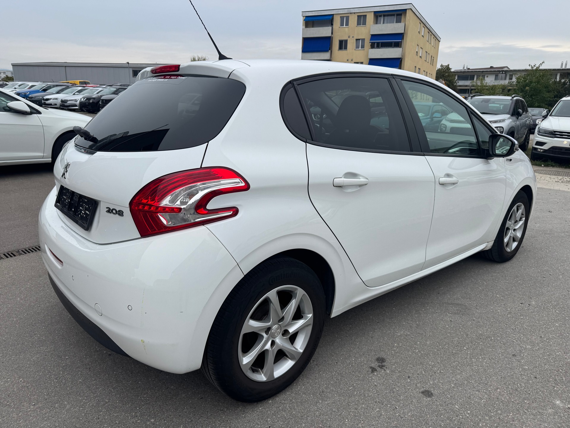 PEUGEOT 208 1.2 VTI Style-image-5