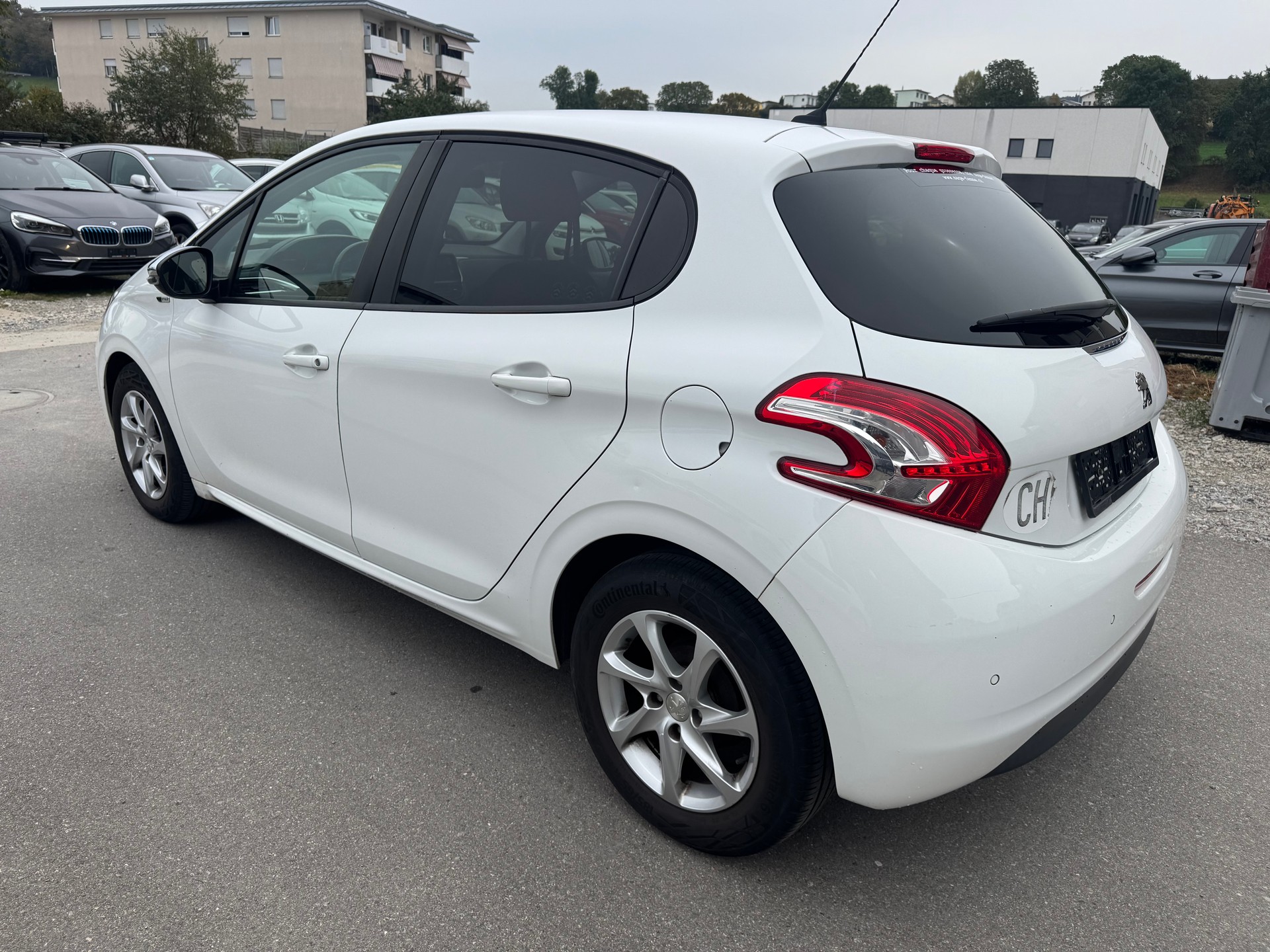 PEUGEOT 208 1.2 VTI Style-image-6