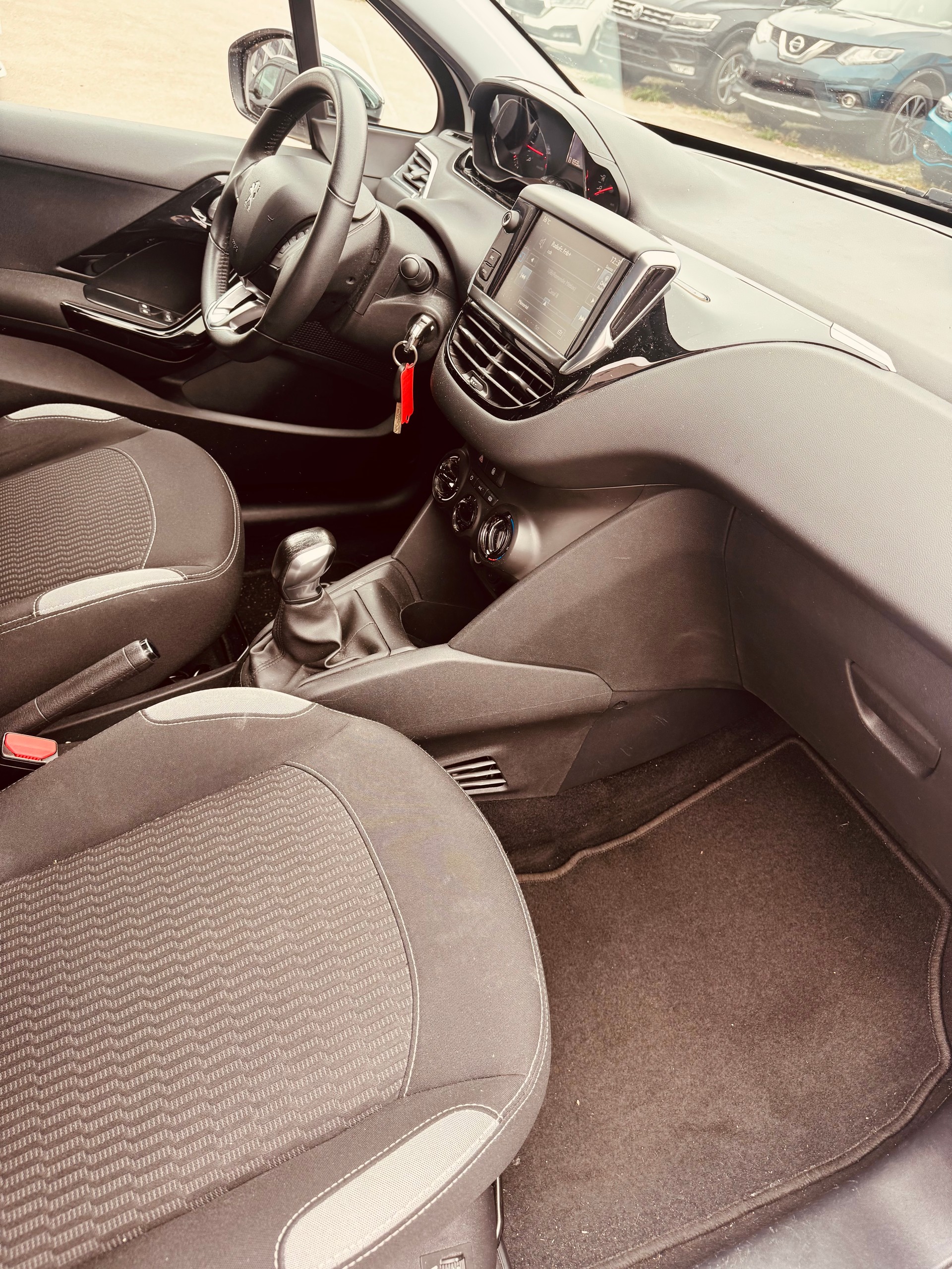 PEUGEOT 208 1.2 VTI Style-image-9