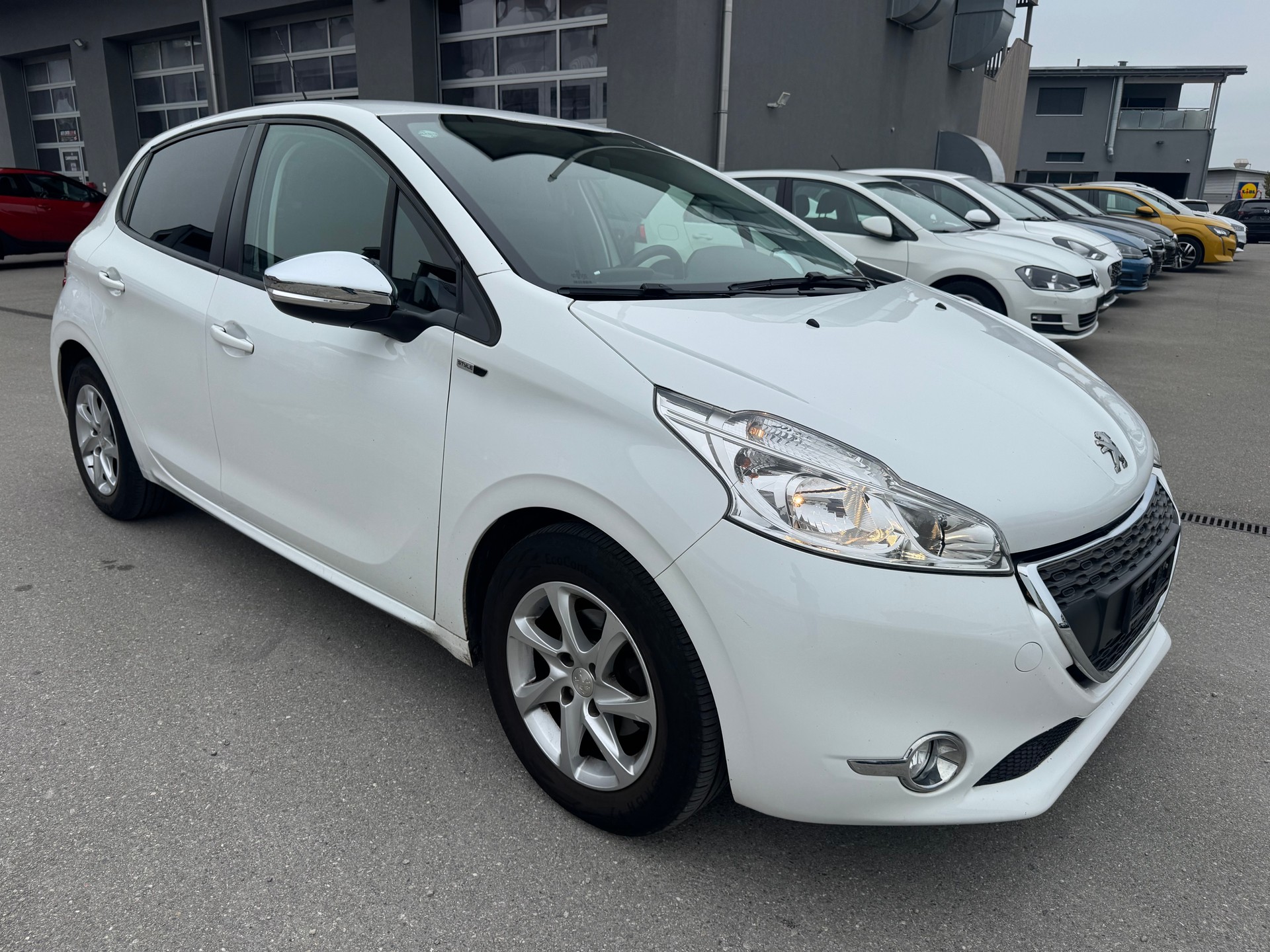PEUGEOT 208 1.2 VTI Style-image-2
