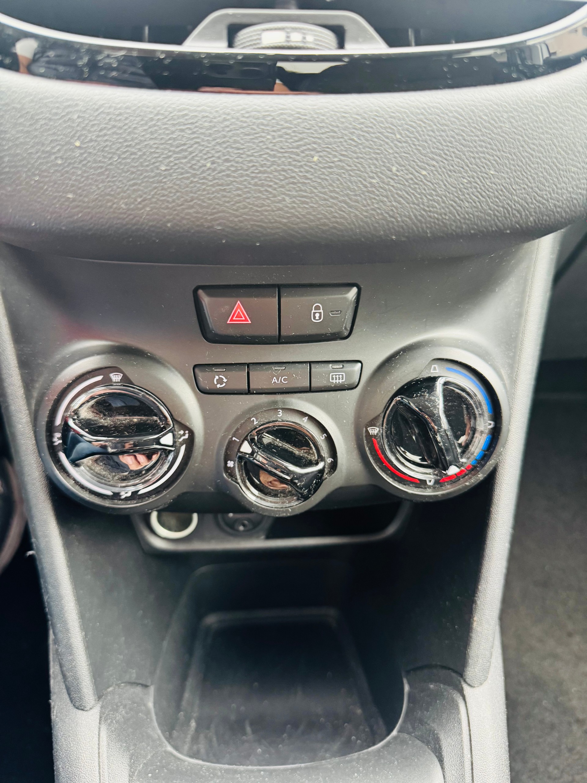 PEUGEOT 208 1.2 VTI Style-image-4
