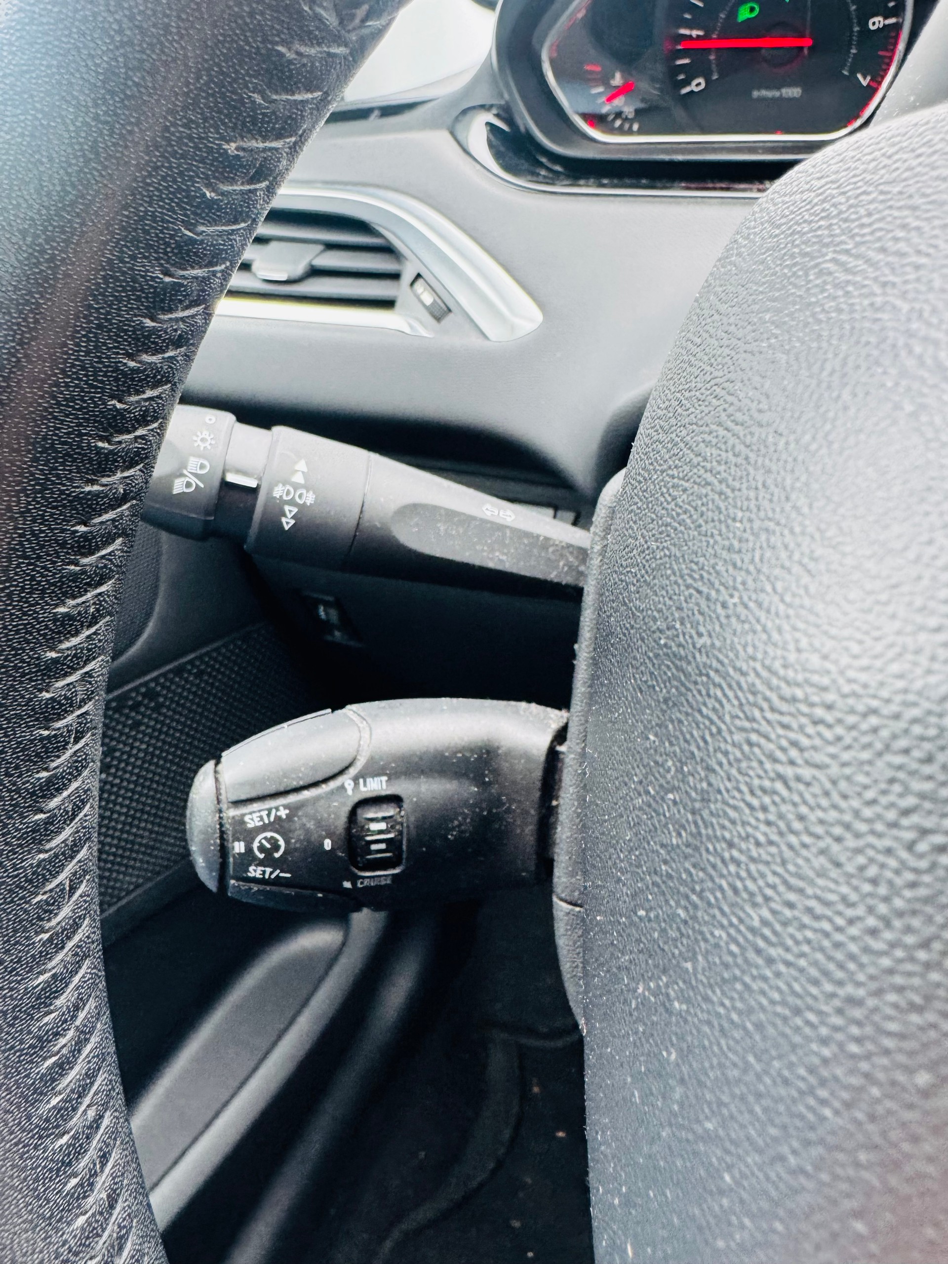 PEUGEOT 208 1.2 VTI Style-image-10