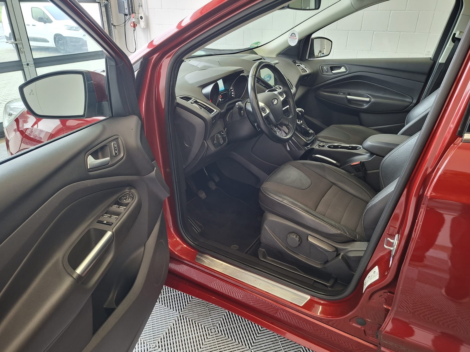 FORD Kuga 1.5 SCTi Carving 2WD-image-10