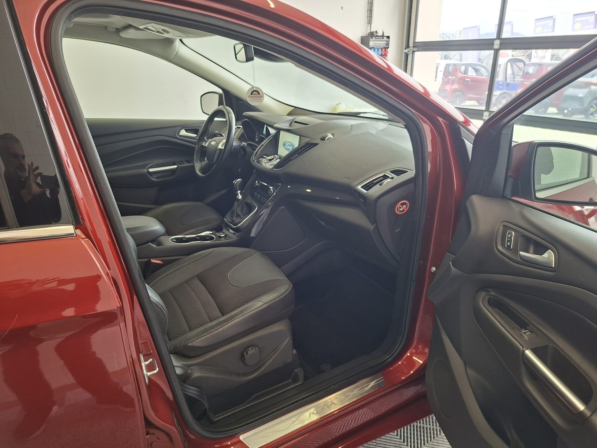FORD Kuga 1.5 SCTi Carving 2WD-image-9