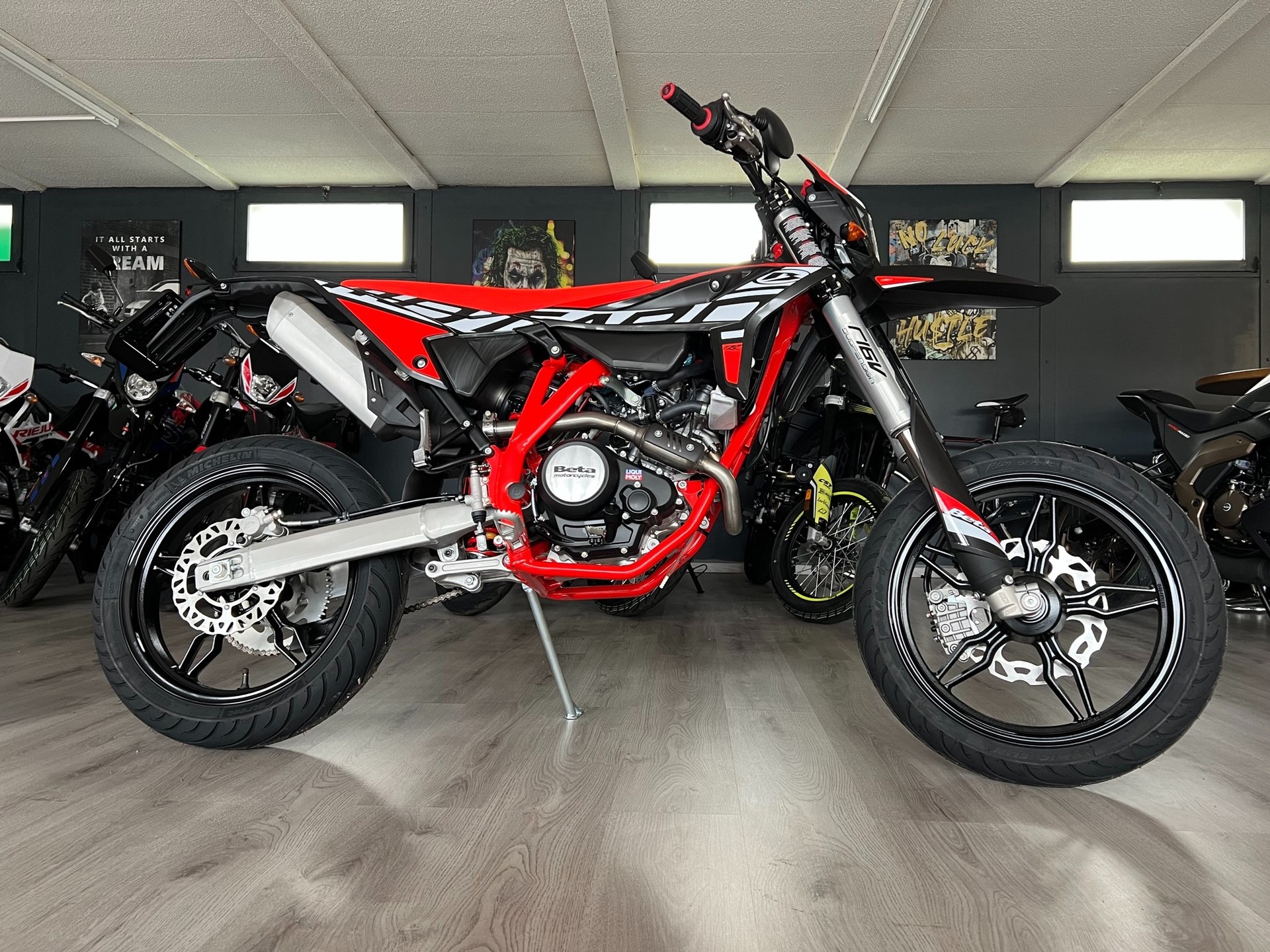 BETA RR 125-4T LC Motard-showroom-element-1