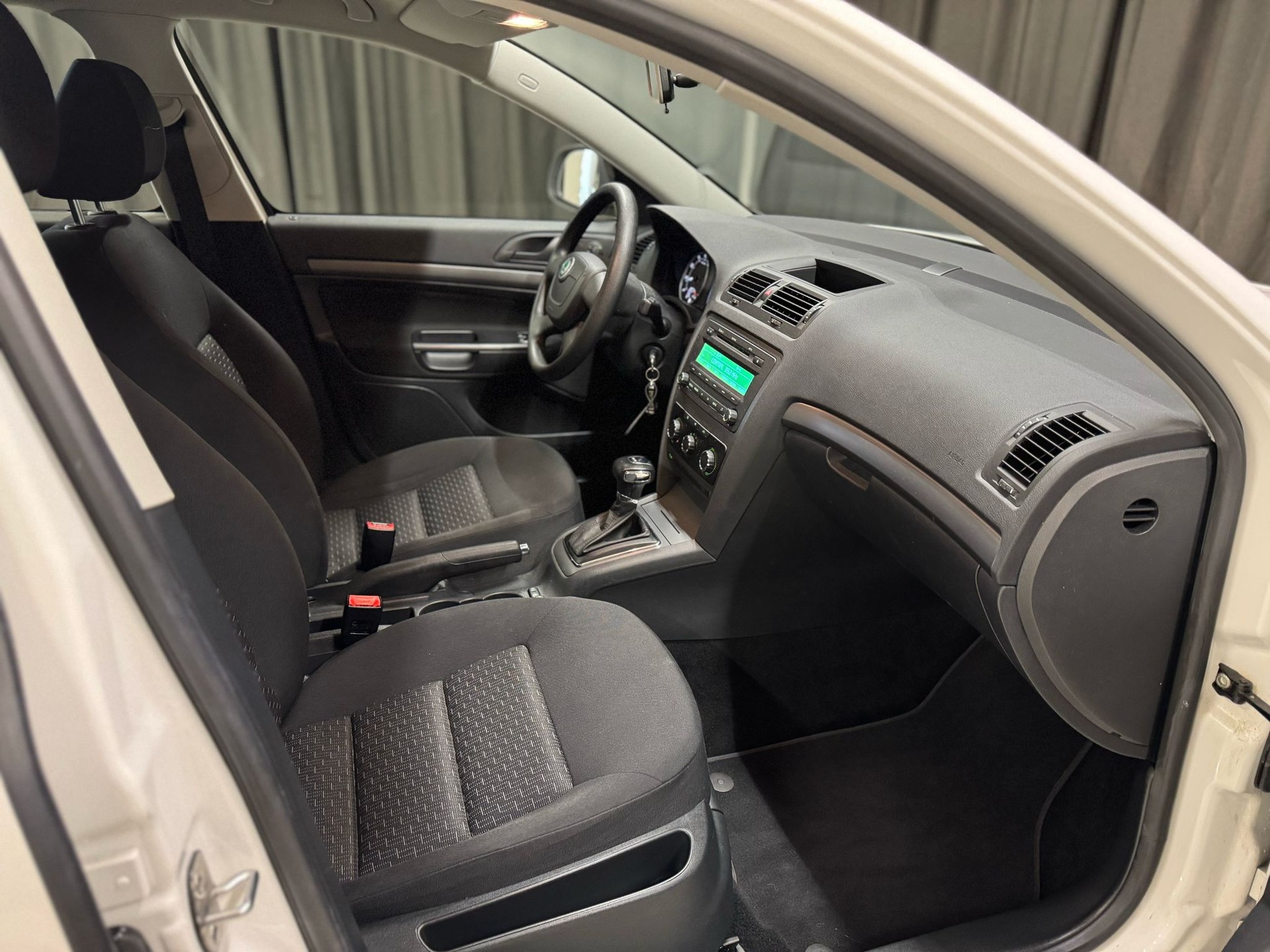SKODA Octavia 1.4 TSI Elegance DSG-image-8