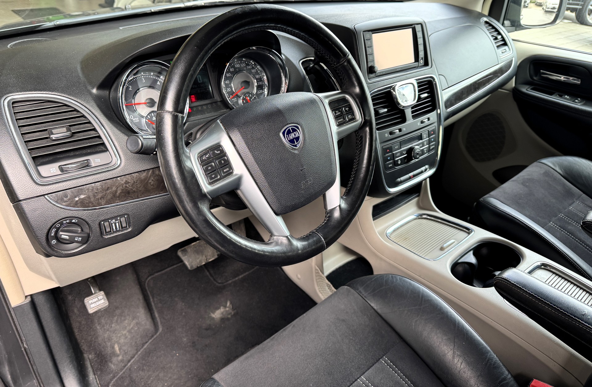LANCIA Voyager 2.8D Gold Automatic-image-4