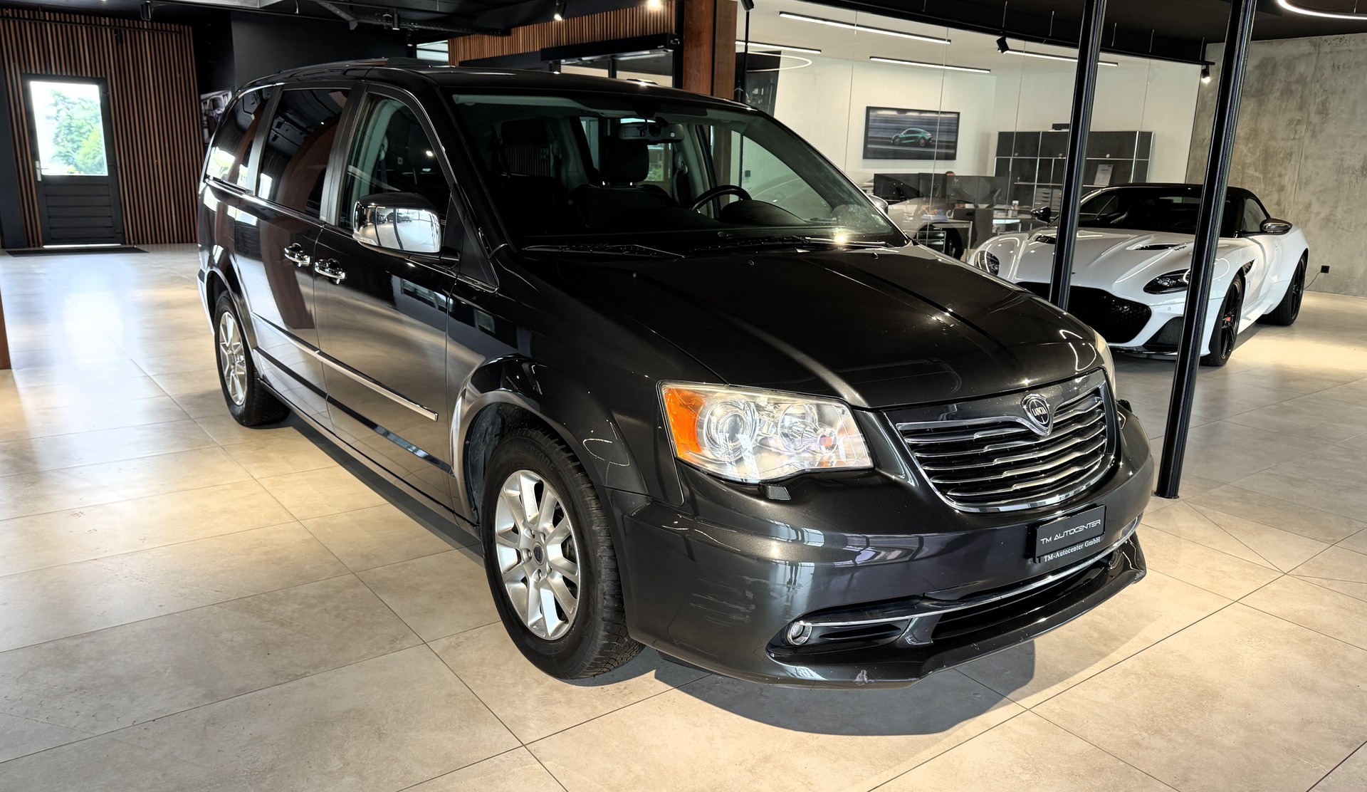 LANCIA Voyager 2.8D Gold Automatic-image-1
