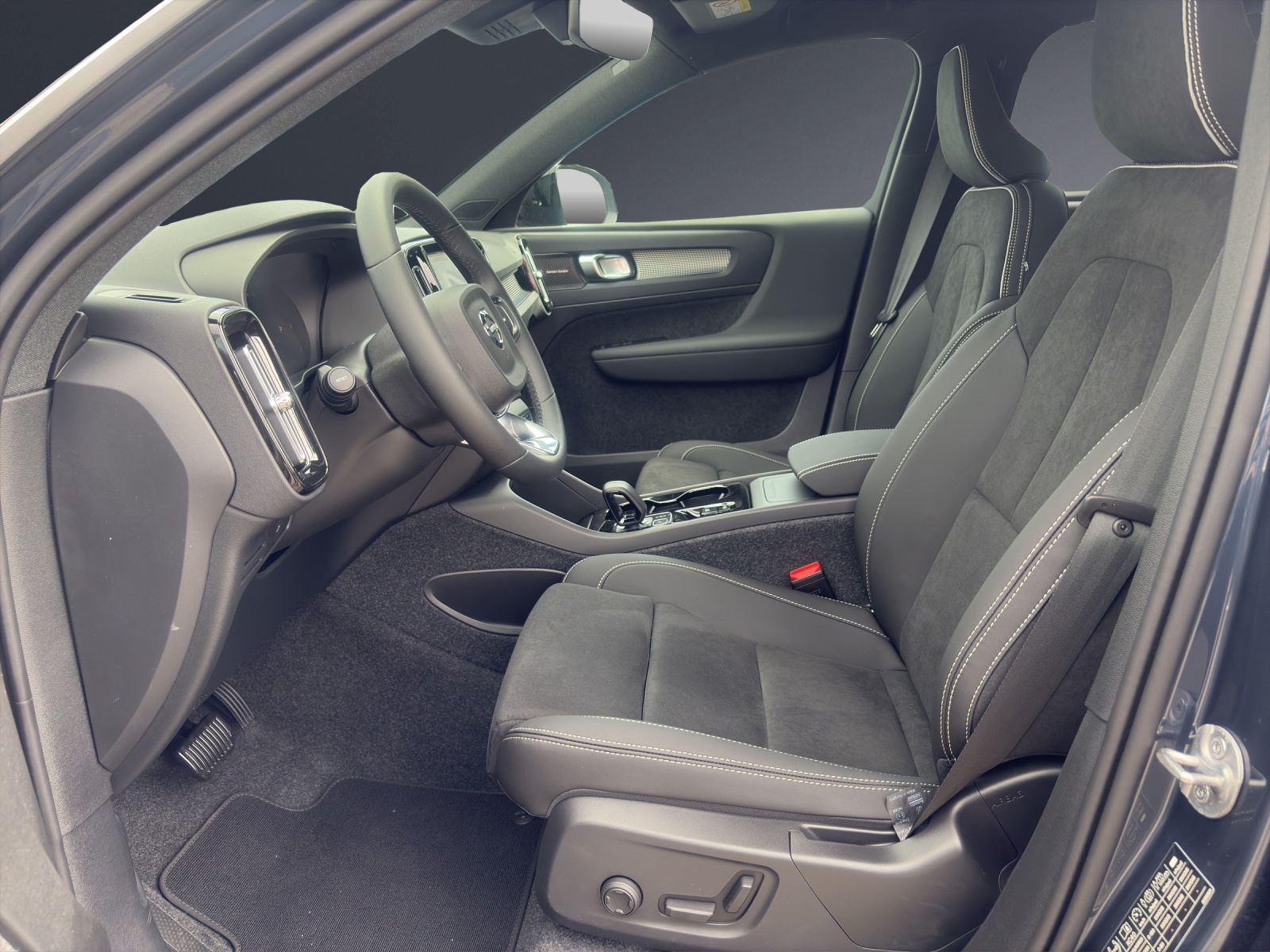 VOLVO XC40 B4 Benzin Mild Hybrid Ultra Black Edition DCT-image-7