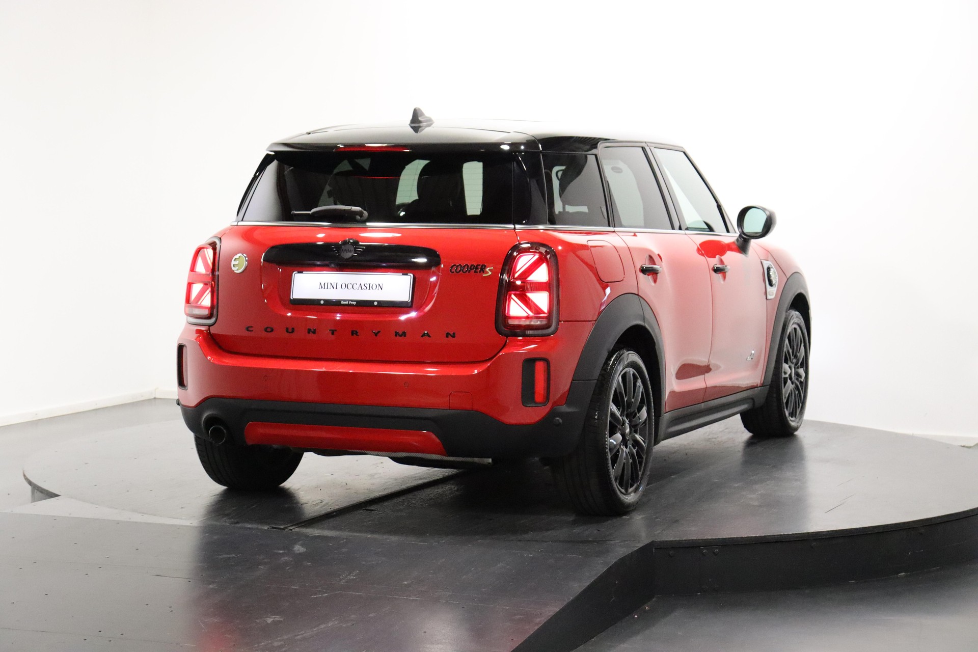 MINI Countryman F60 1.5i Cooper S E ALL4-image-2