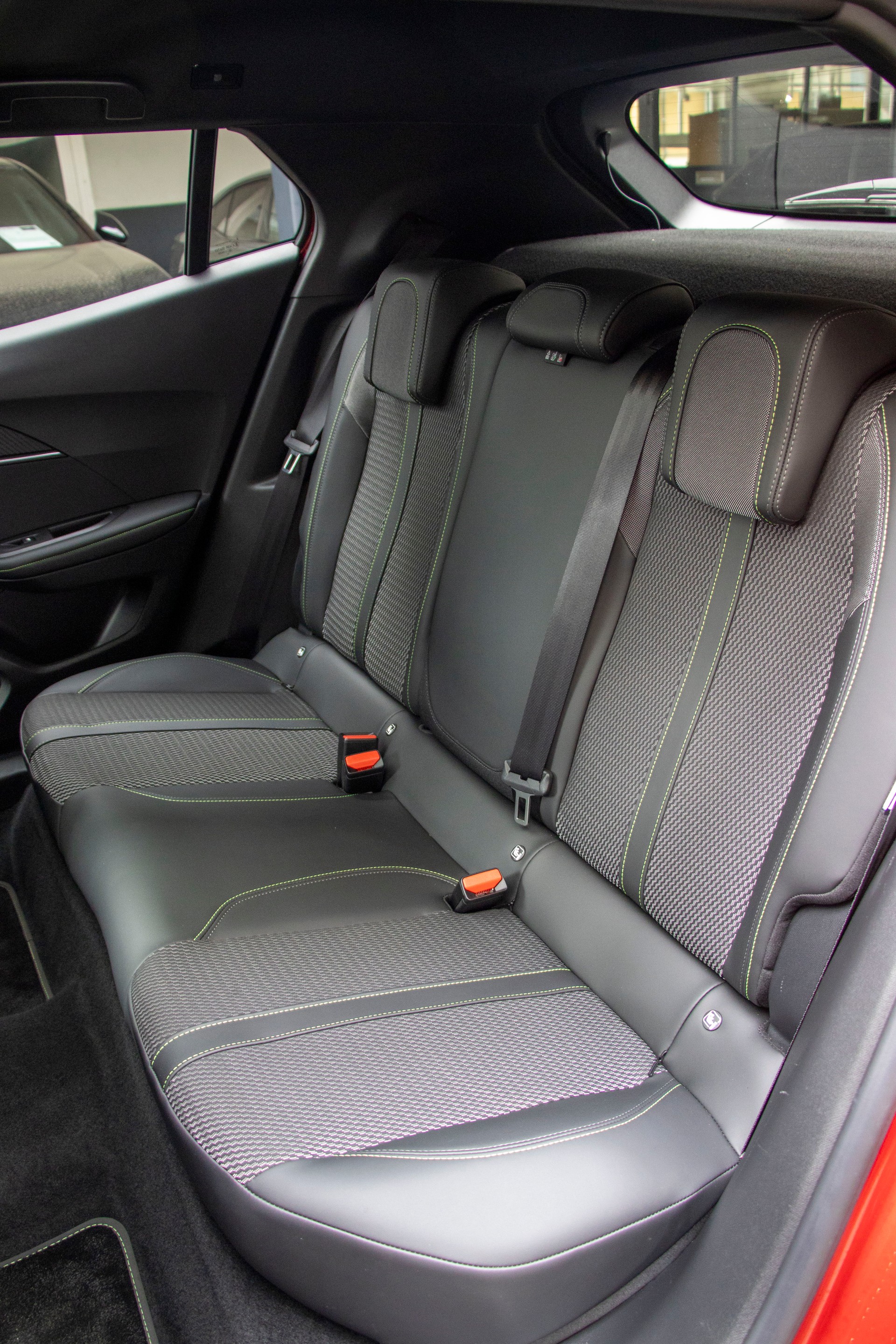 PEUGEOT 2008 1.2 PureTech GT EAT8-image-7