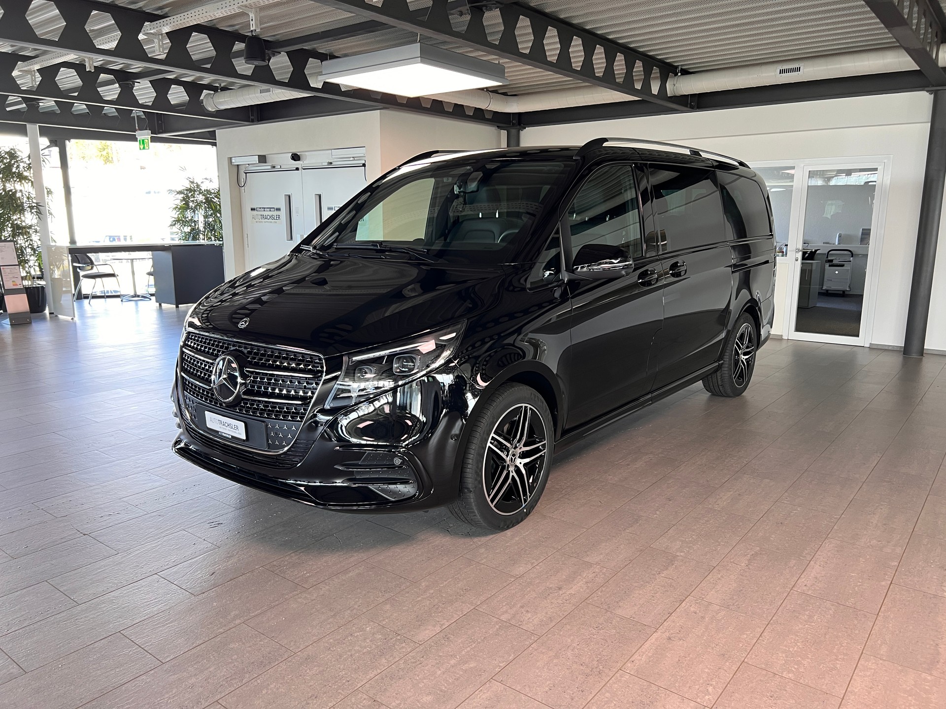 MERCEDES-BENZ V 300 d lang 4Matic Swiss Edition 9G-Tronic-image-3