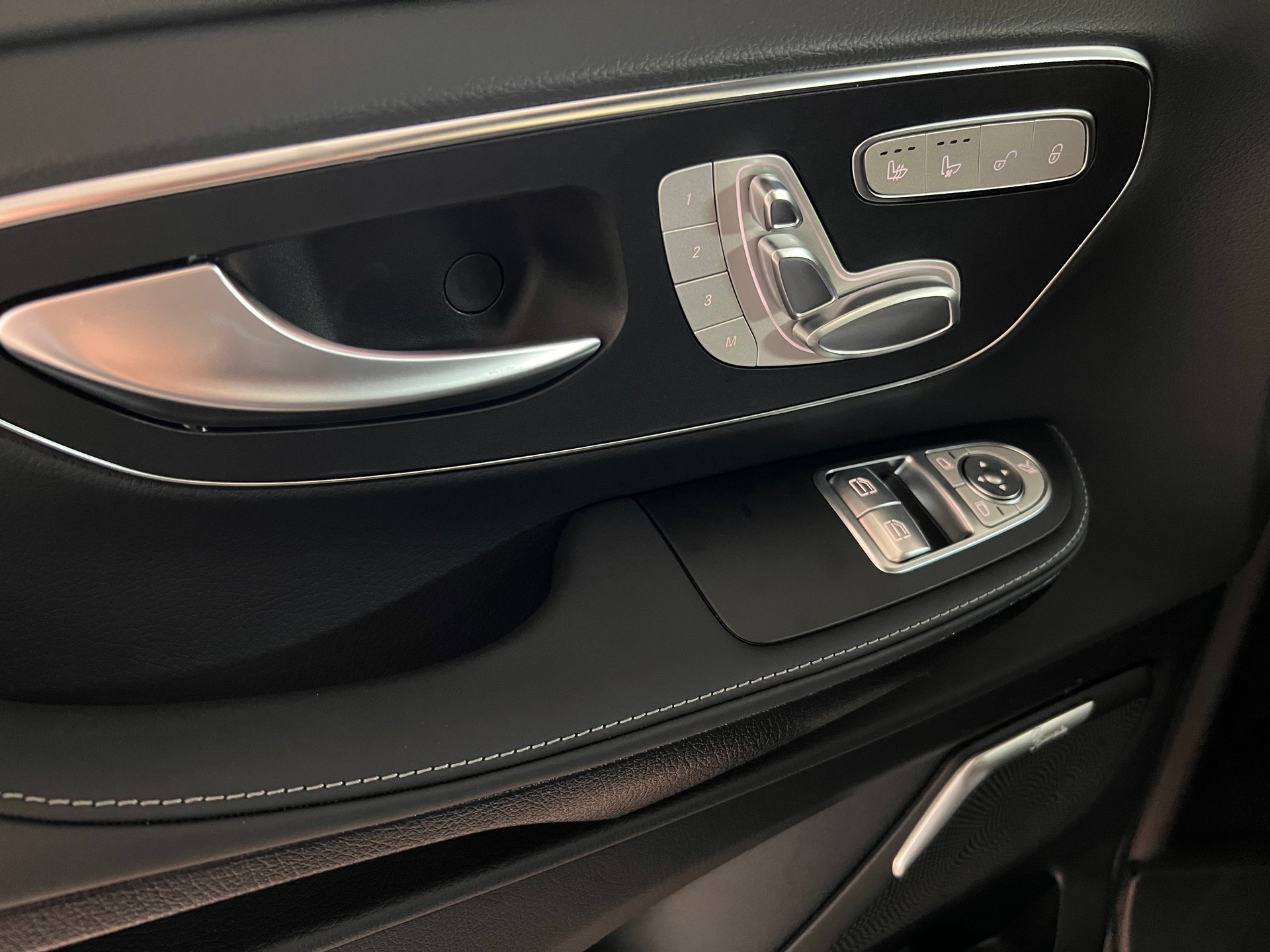 MERCEDES-BENZ V 300 d lang 4Matic Swiss Edition 9G-Tronic-image-13