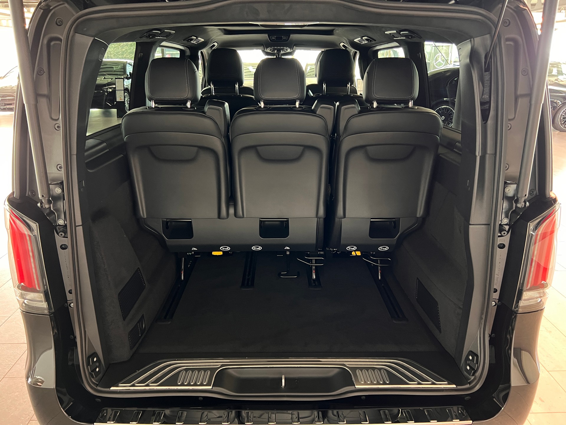 MERCEDES-BENZ V 300 d lang 4Matic Swiss Edition 9G-Tronic-image-6