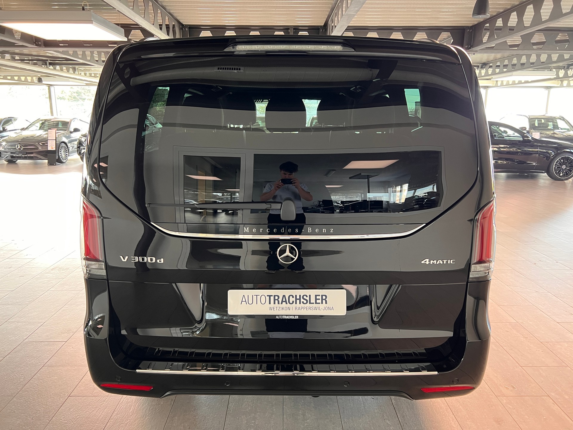 MERCEDES-BENZ V 300 d lang 4Matic Swiss Edition 9G-Tronic-image-4
