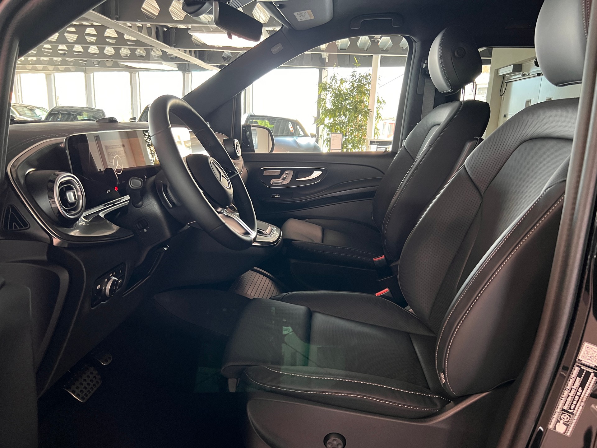 MERCEDES-BENZ V 300 d lang 4Matic Swiss Edition 9G-Tronic-image-9