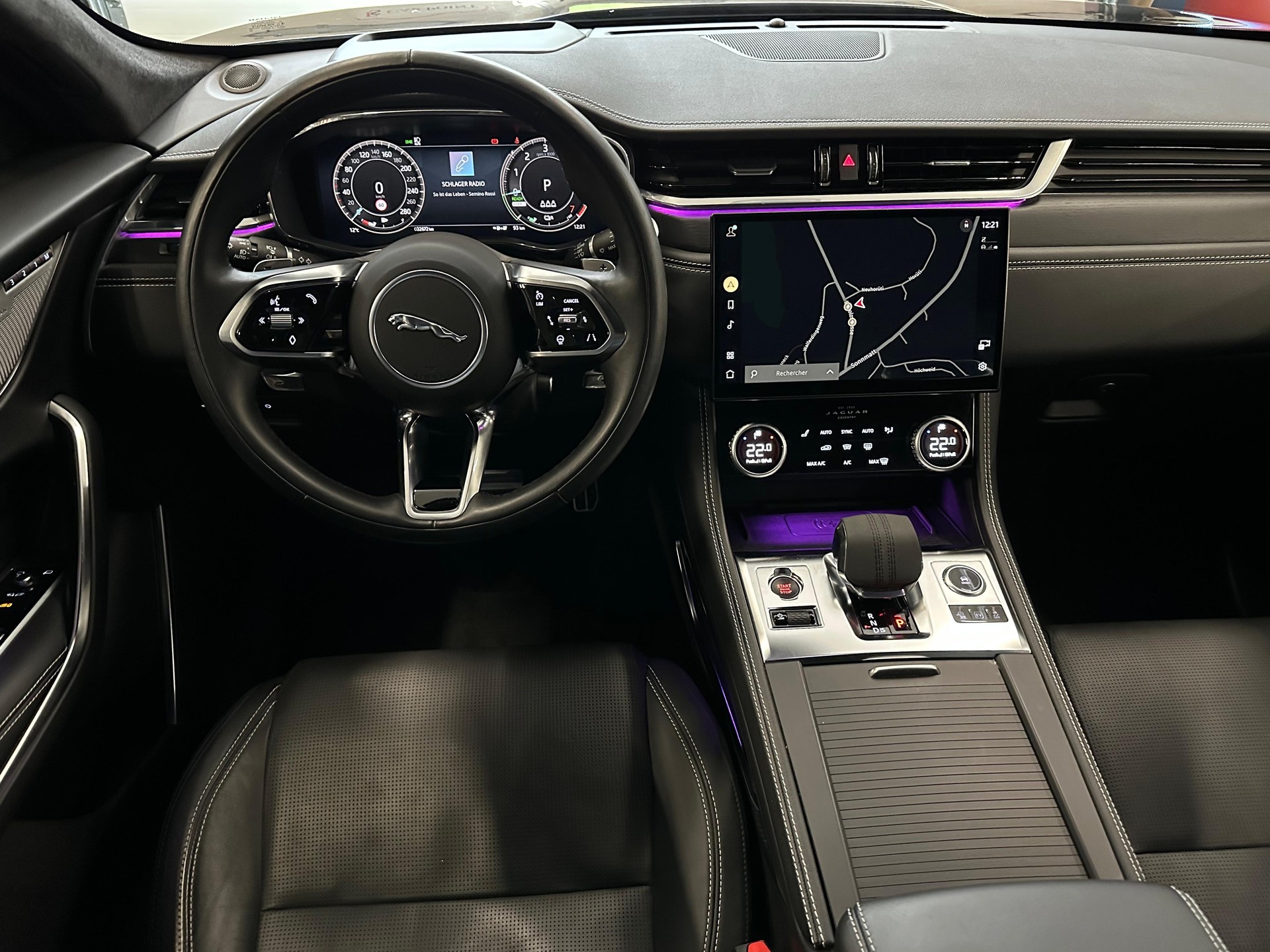 JAGUAR F-Pace 2.0 PHEV 404 R-Dynamic SE AWD-image-9