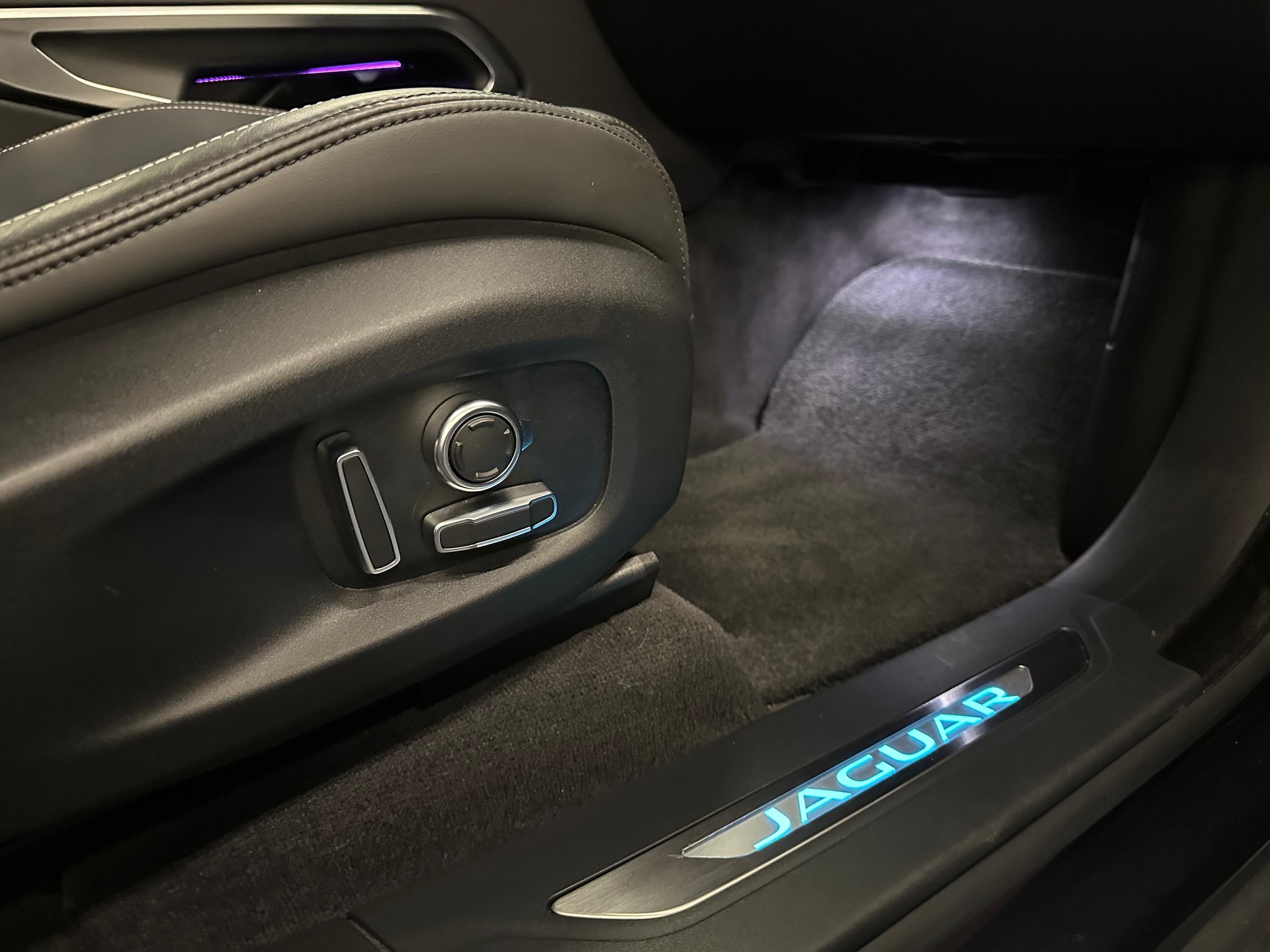 JAGUAR F-Pace 2.0 PHEV 404 R-Dynamic SE AWD-image-18