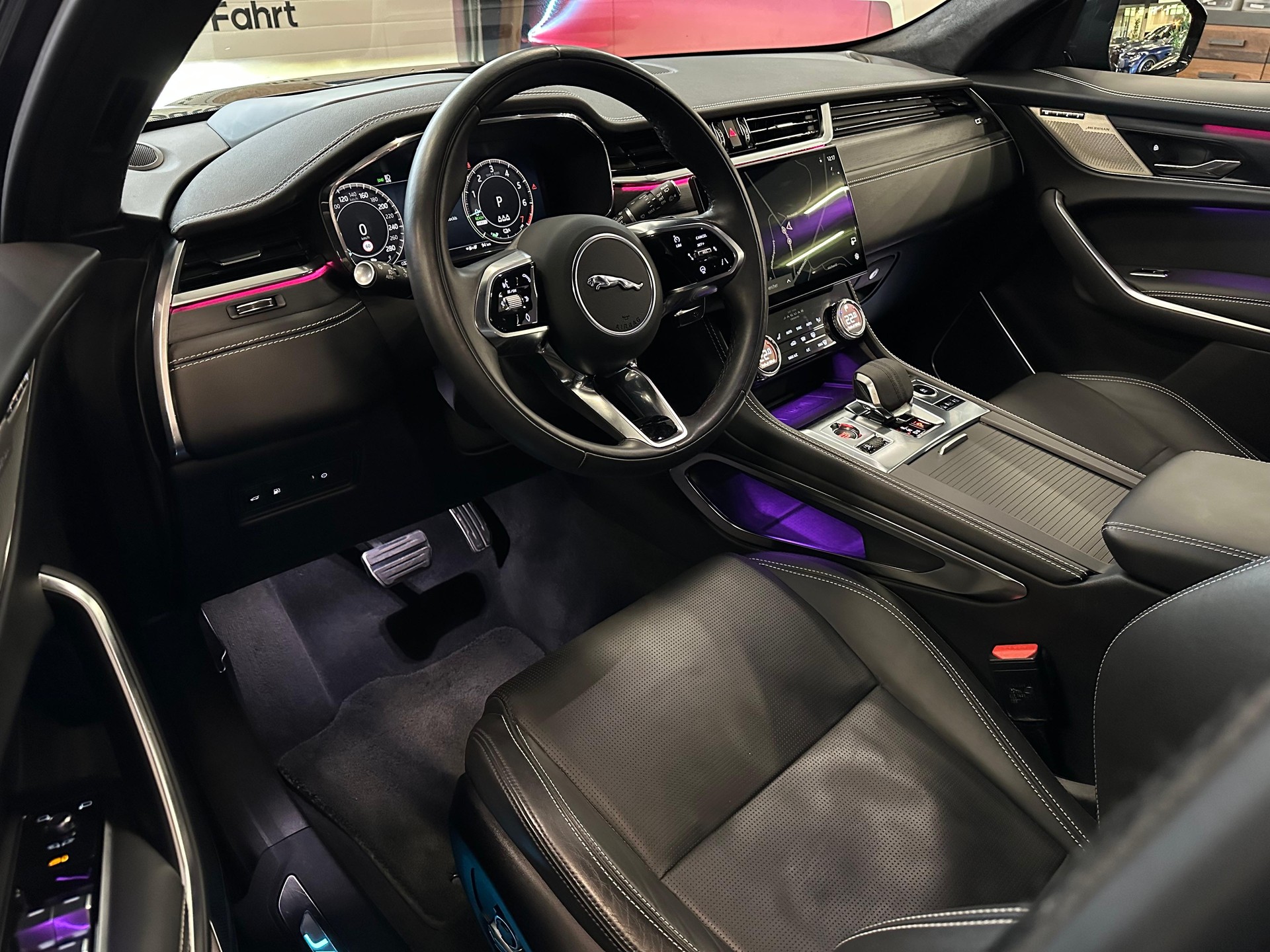 JAGUAR F-Pace 2.0 PHEV 404 R-Dynamic SE AWD-image-8