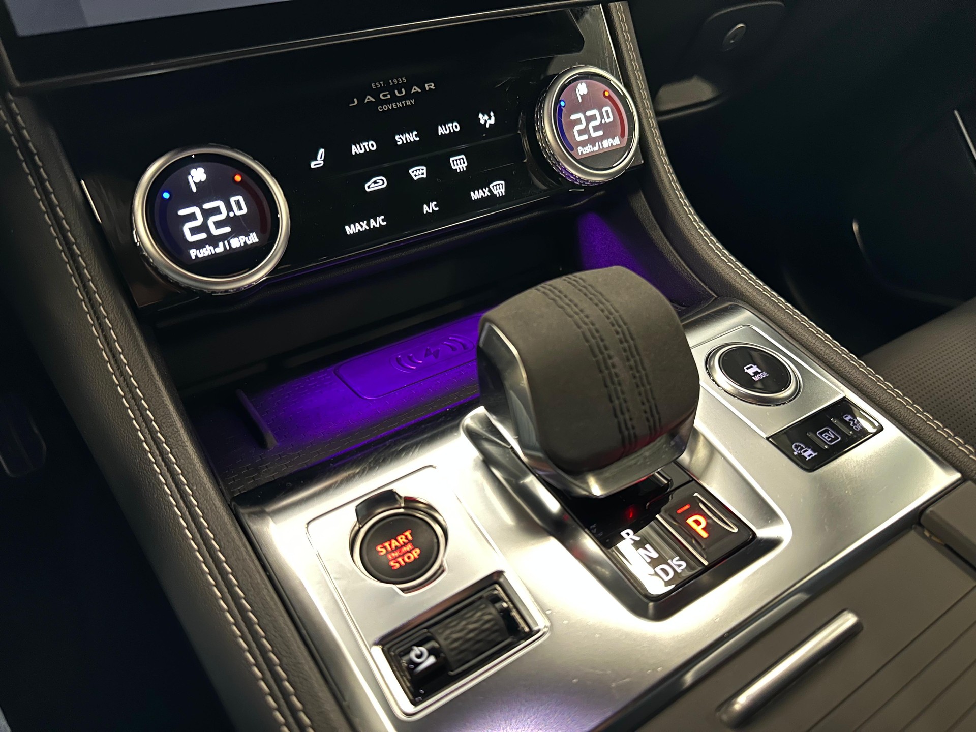 JAGUAR F-Pace 2.0 PHEV 404 R-Dynamic SE AWD-image-12