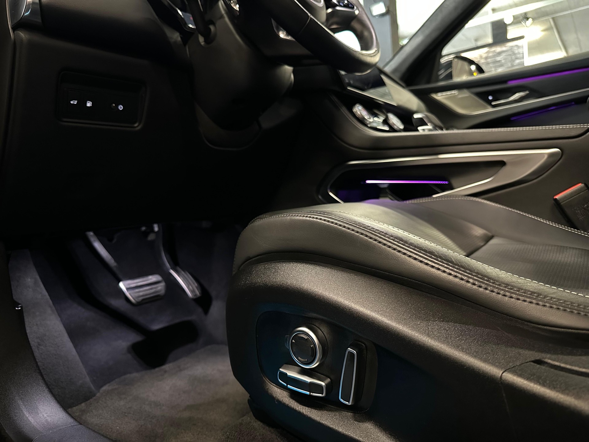 JAGUAR F-Pace 2.0 PHEV 404 R-Dynamic SE AWD-image-17