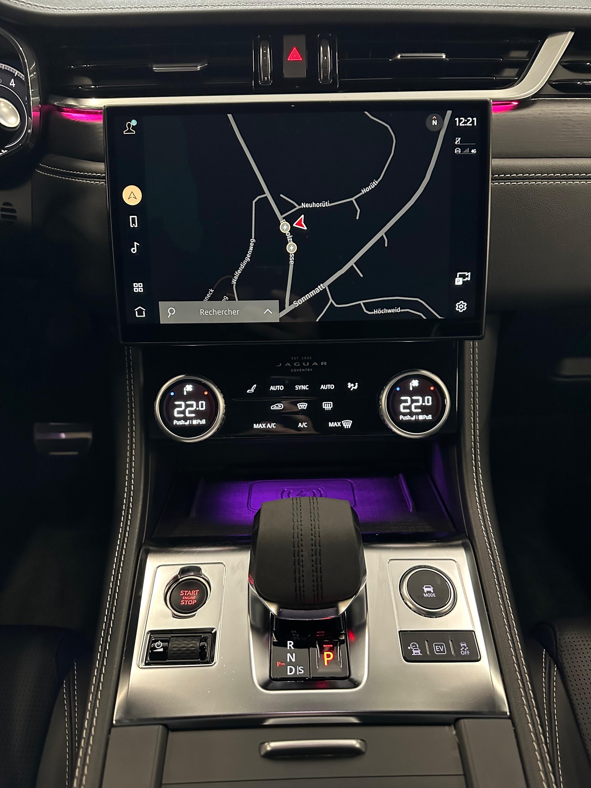JAGUAR F-Pace 2.0 PHEV 404 R-Dynamic SE AWD-image-11