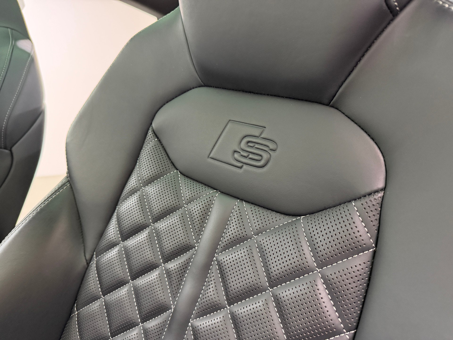 AUDI Q8 55 TFSI S-Line 340PS quattro Pure White tiptronic / Panoramadach / 360° Kamera / B&O Sound / Komfortschlüssel /-image-7