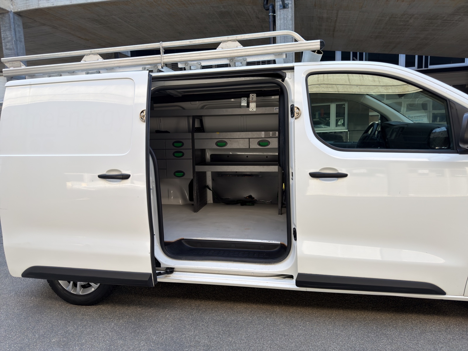 PEUGEOT Expert 2.0 BlueHDi 140 S&S Premium Standard-image-17