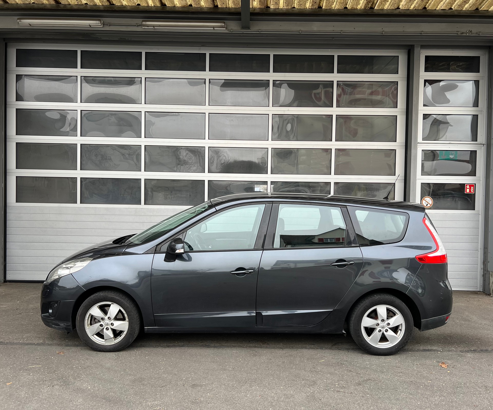 RENAULT Grand Scénic 2.0 16V Dynamique AUTOMAT X-Tronic CVT-image-2