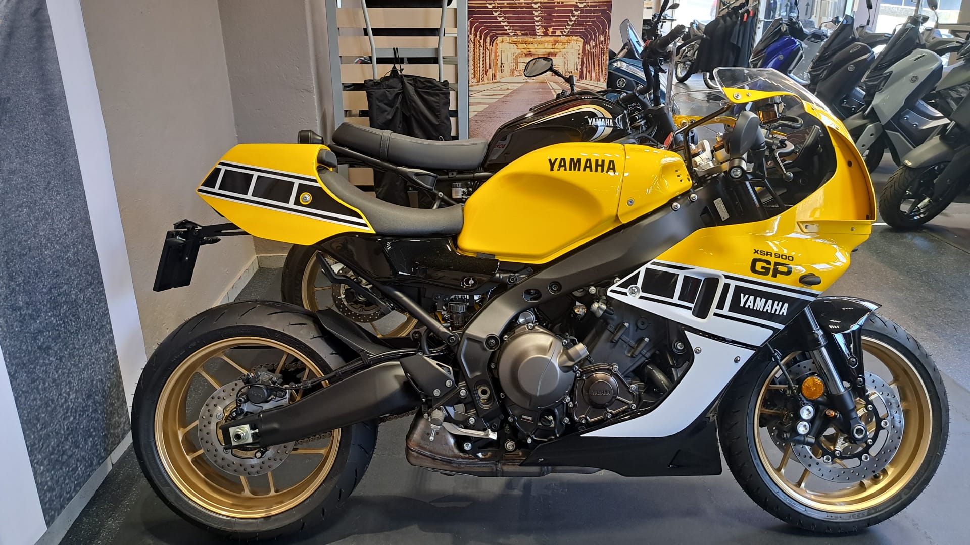 YAMAHA XSR 900 GP-showroom-element-2