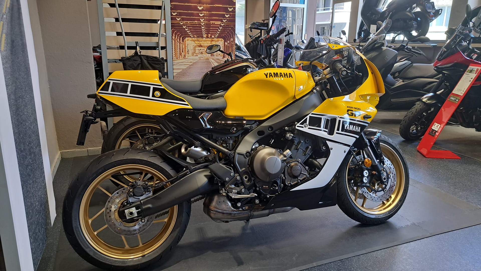 YAMAHA XSR 900 GP-showroom-element-3