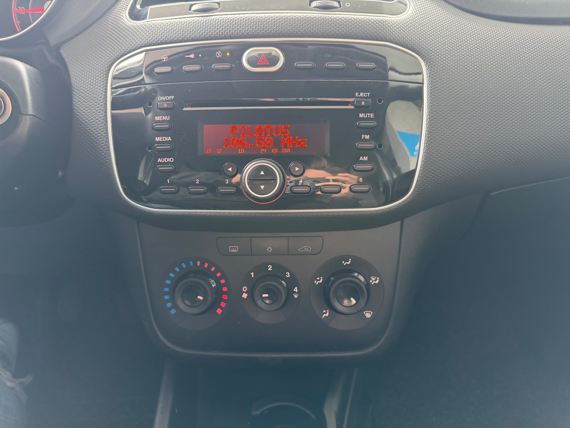 FIAT Punto 1.4 Lounge-image-13