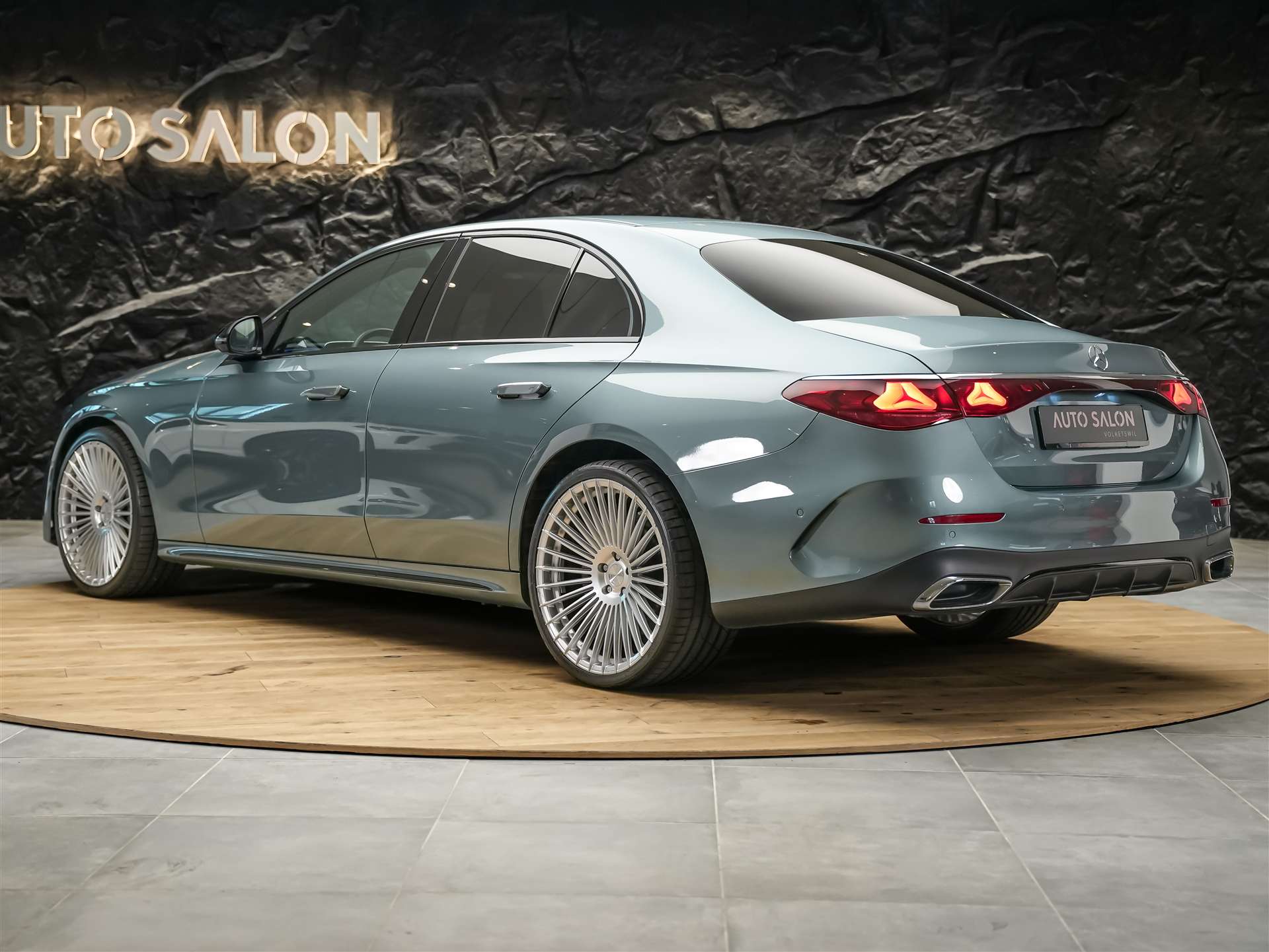 MERCEDES-BENZ E 220 d AMG Line 9G-Tronic *21" Felgen*Assistent Paket*Anhängerkupplung*-showroom-element-3
