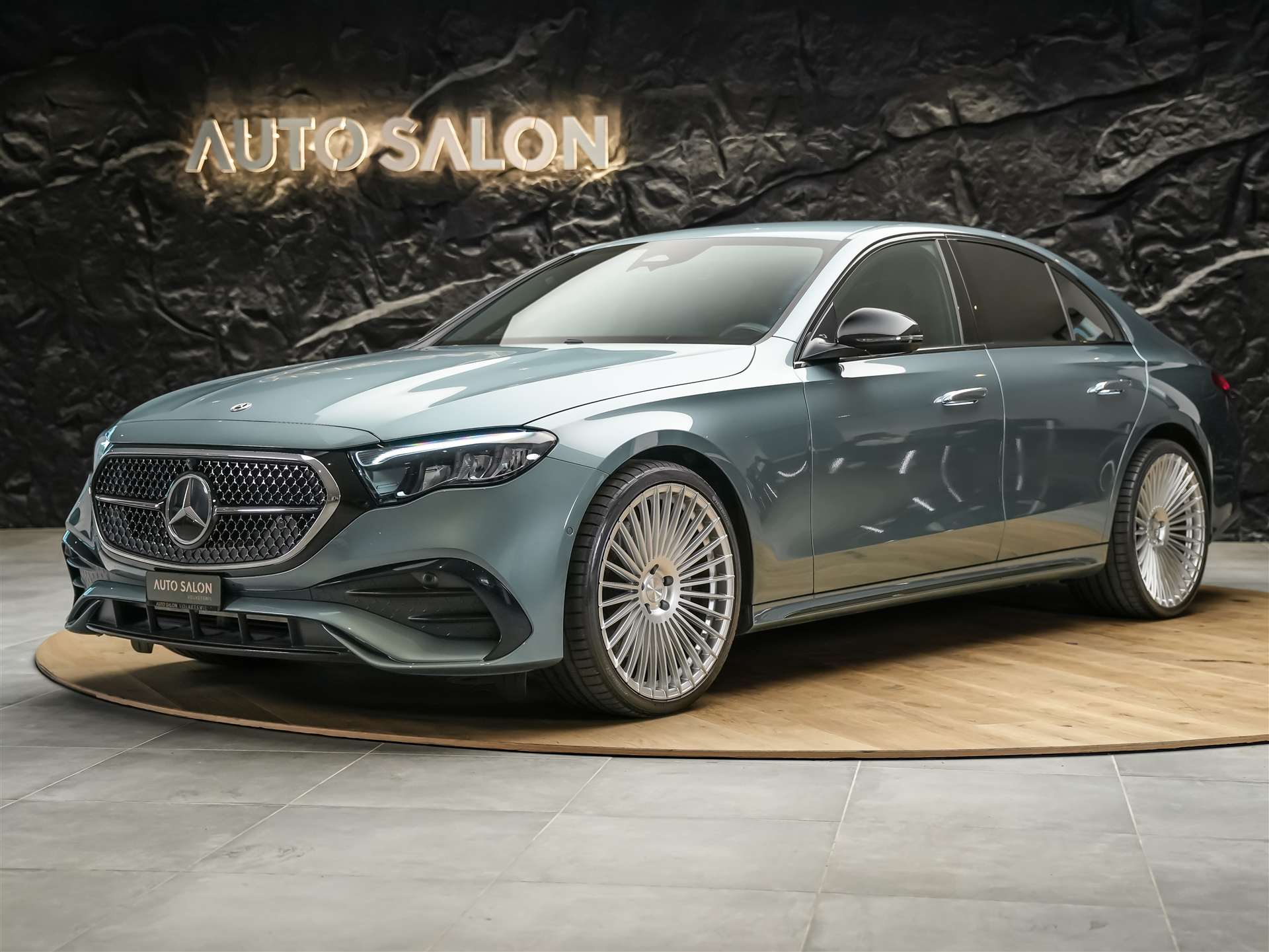 MERCEDES-BENZ E 220 d AMG Line 9G-Tronic *21" Felgen*Assistent Paket*Anhängerkupplung*-showroom-element-1