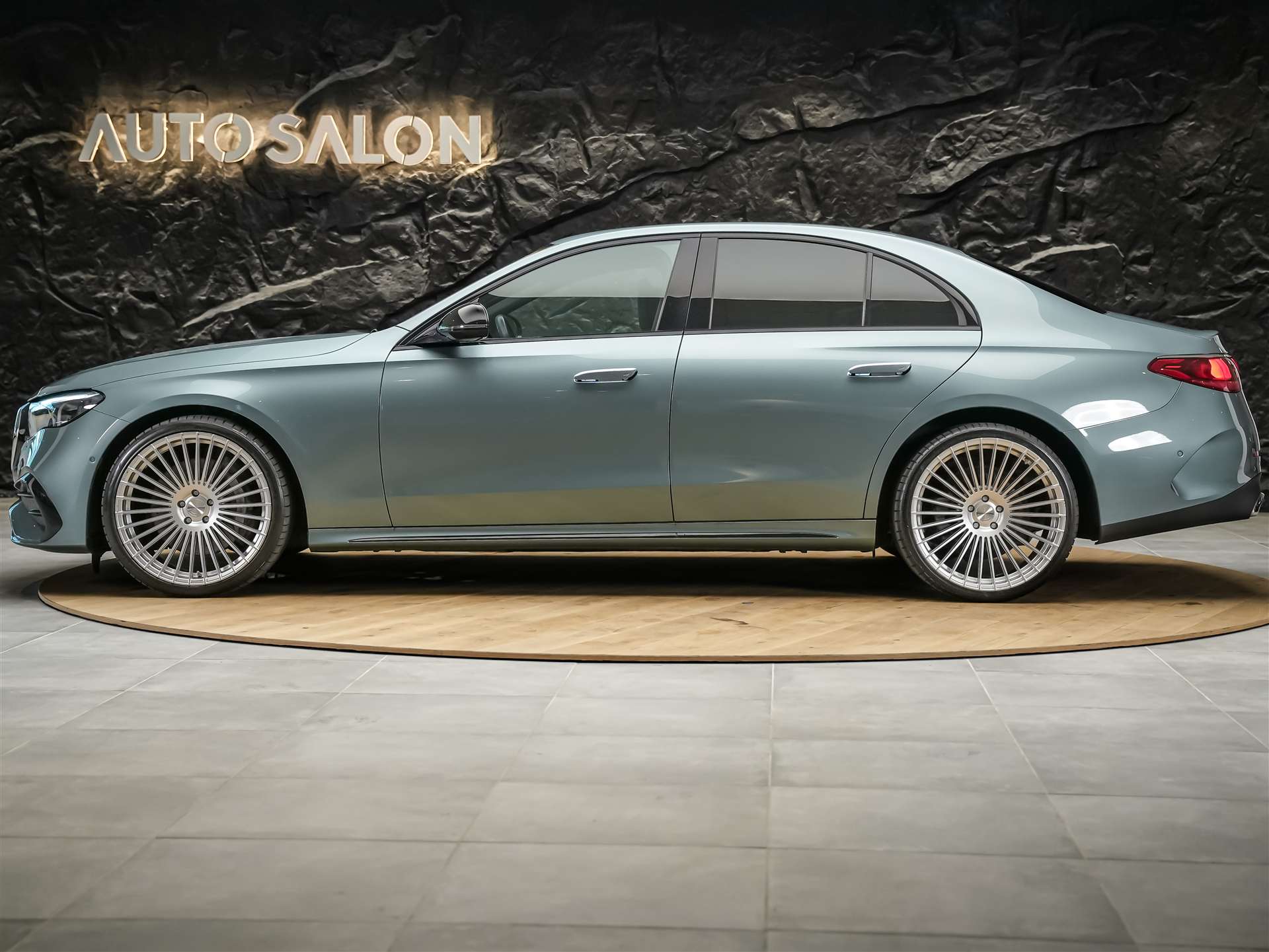MERCEDES-BENZ E 220 d AMG Line 9G-Tronic *21" Felgen*Assistent Paket*Anhängerkupplung*-showroom-element-2