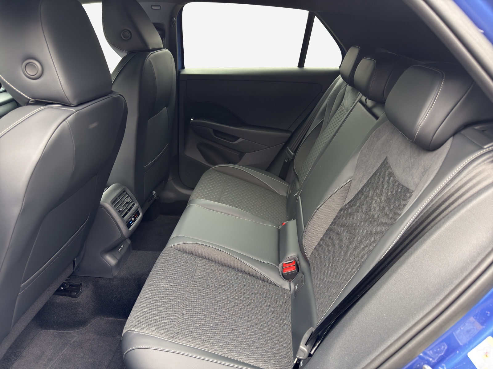 VW T-Roc 1.5 eTSI mHEV R-Line DSG-image-11