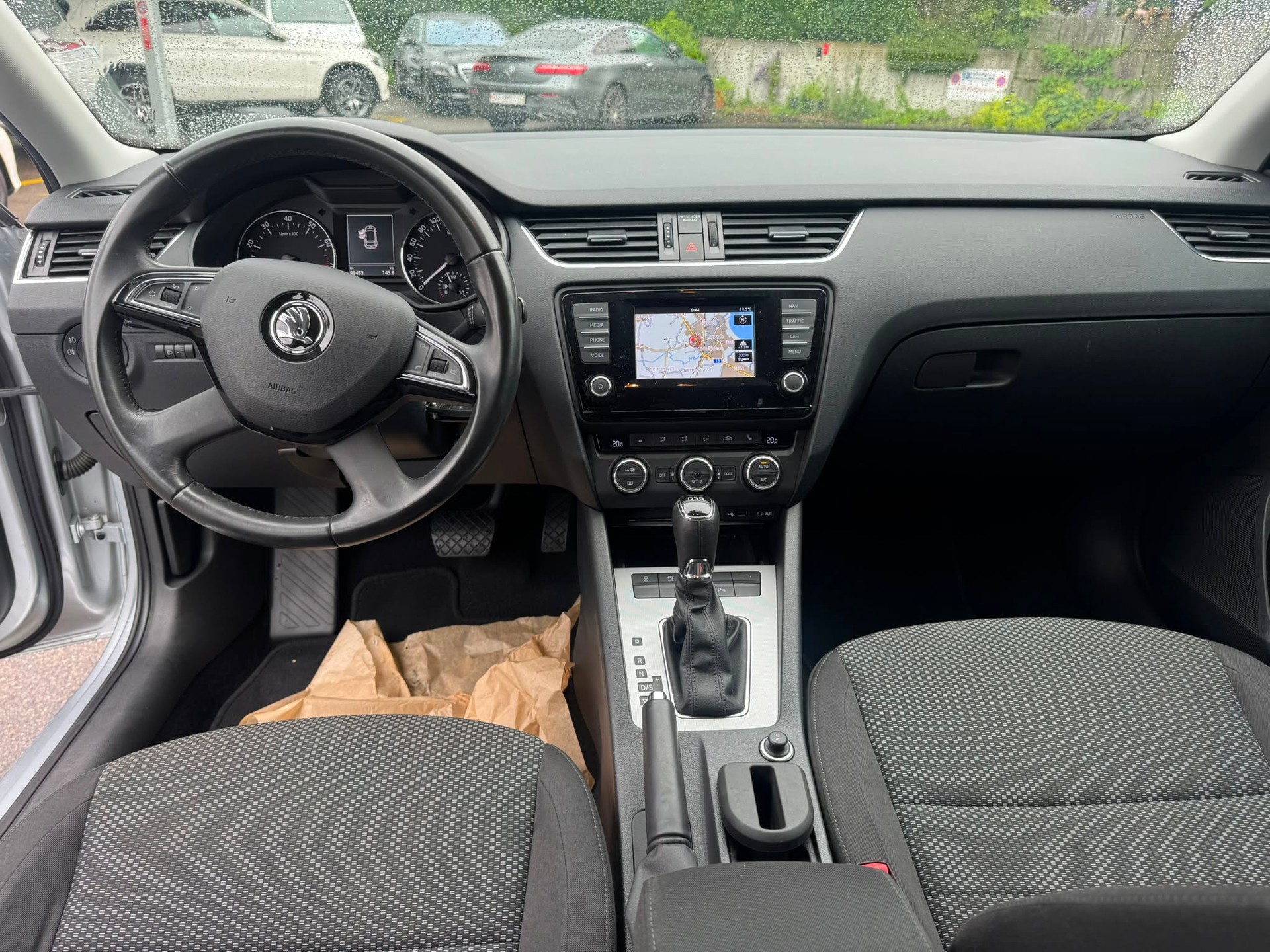 SKODA Octavia Combi 1.4 TSI Ambition DSG-image-9