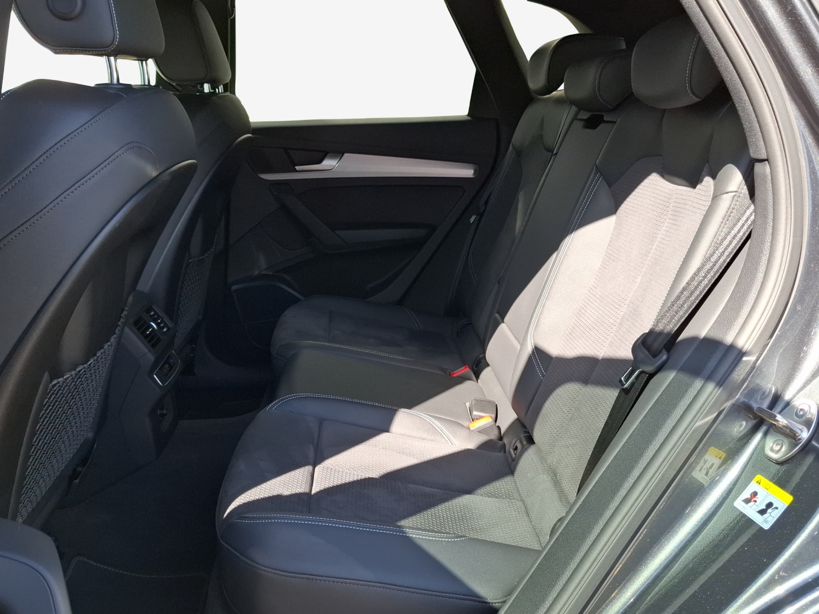 AUDI Q5 40 TDI Black Edition quattro S-tronic-image-11