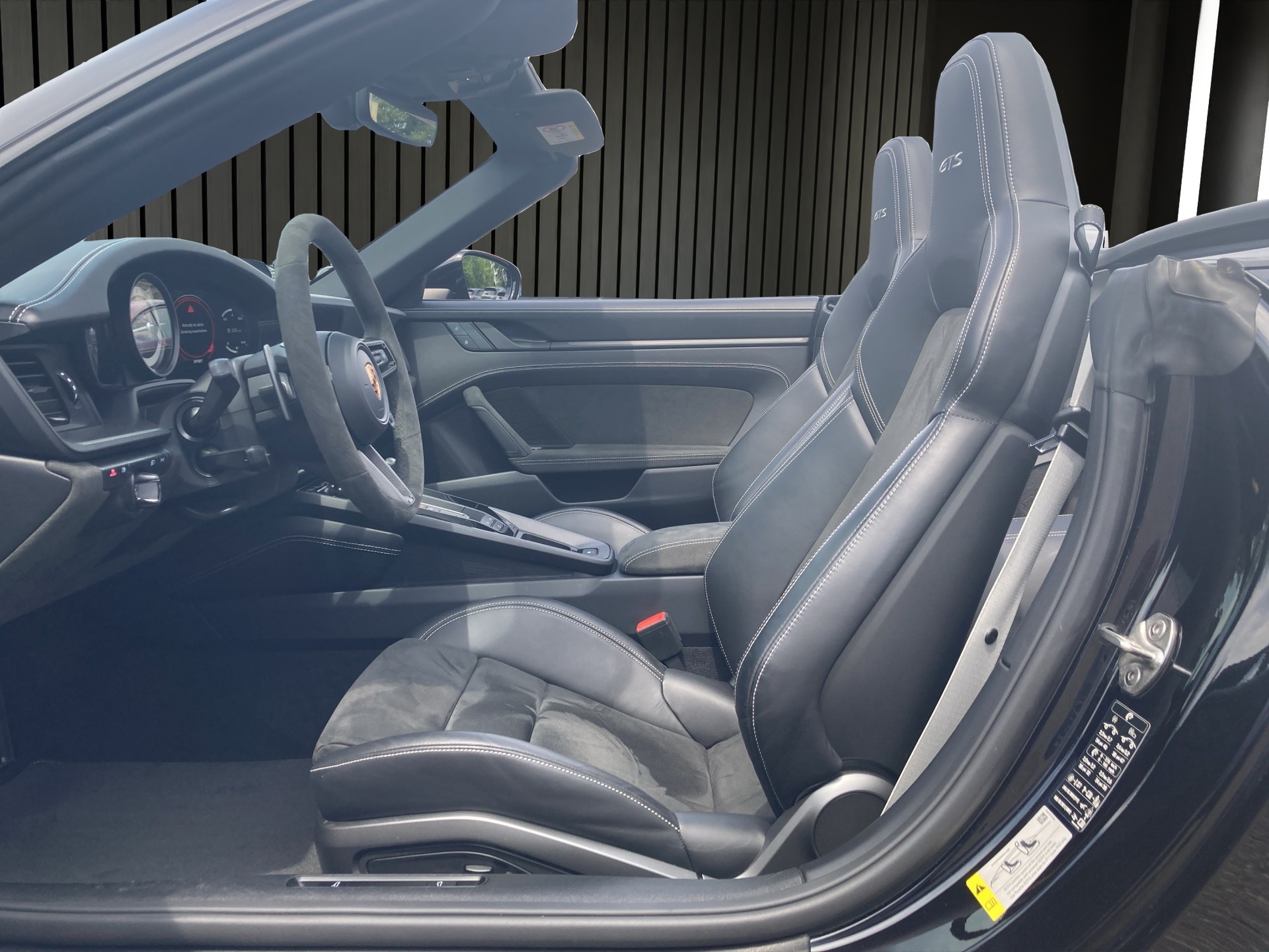 PORSCHE 911 Carrera 4 GTS Cabriolet-image-8
