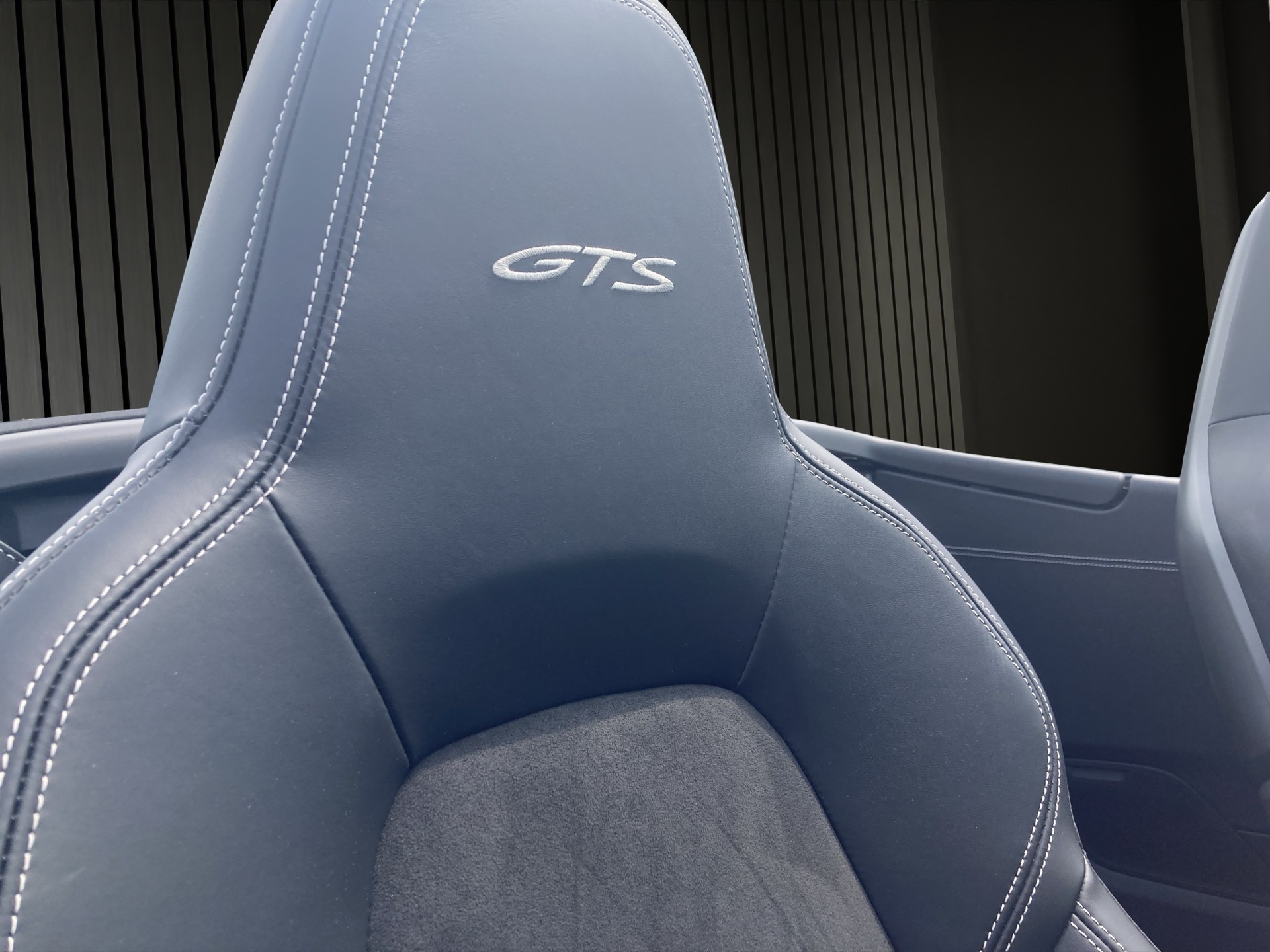 PORSCHE 911 Carrera 4 GTS Cabriolet-image-16