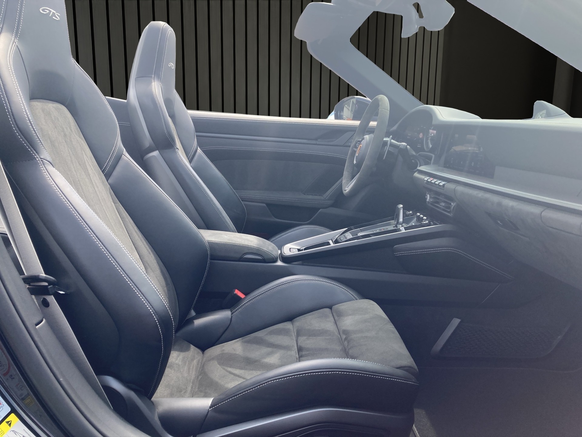 PORSCHE 911 Carrera 4 GTS Cabriolet-image-15
