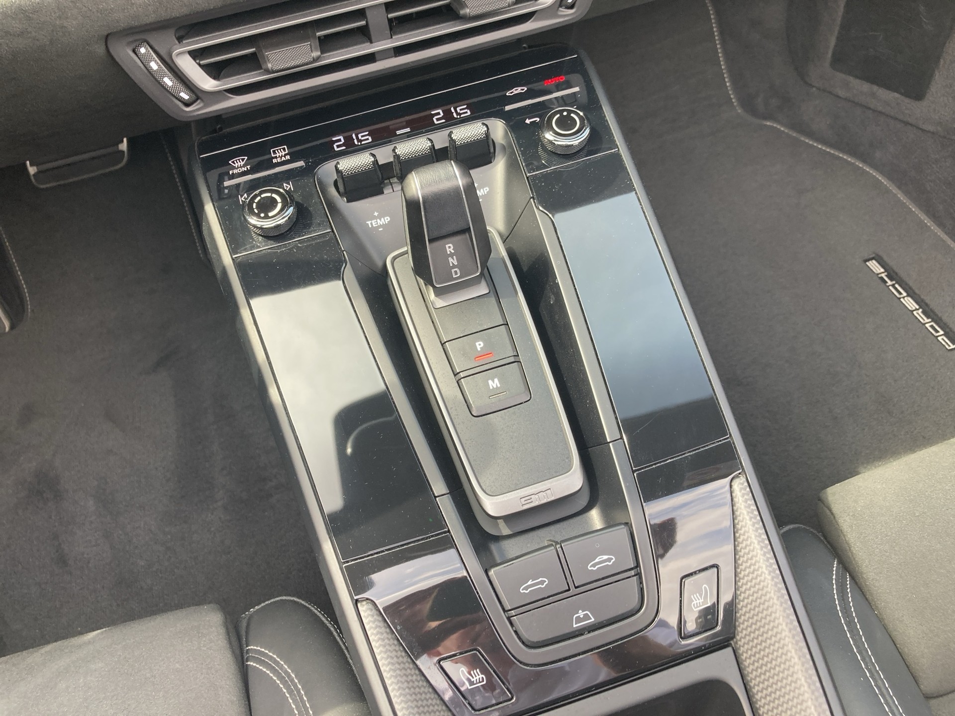 PORSCHE 911 Carrera 4 GTS Cabriolet-image-14