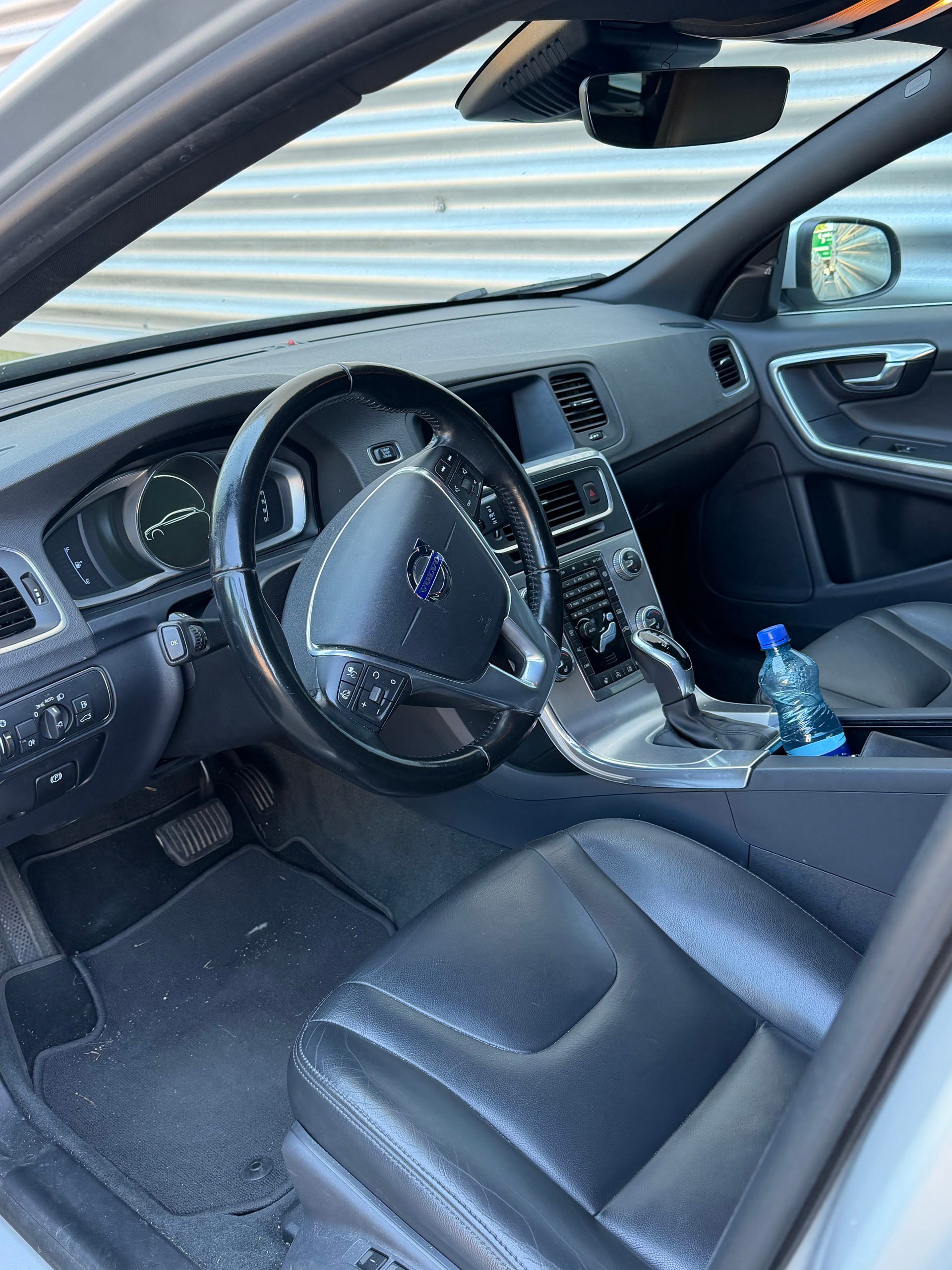 VOLVO V60 D4 Momentum Geartronic-image-3