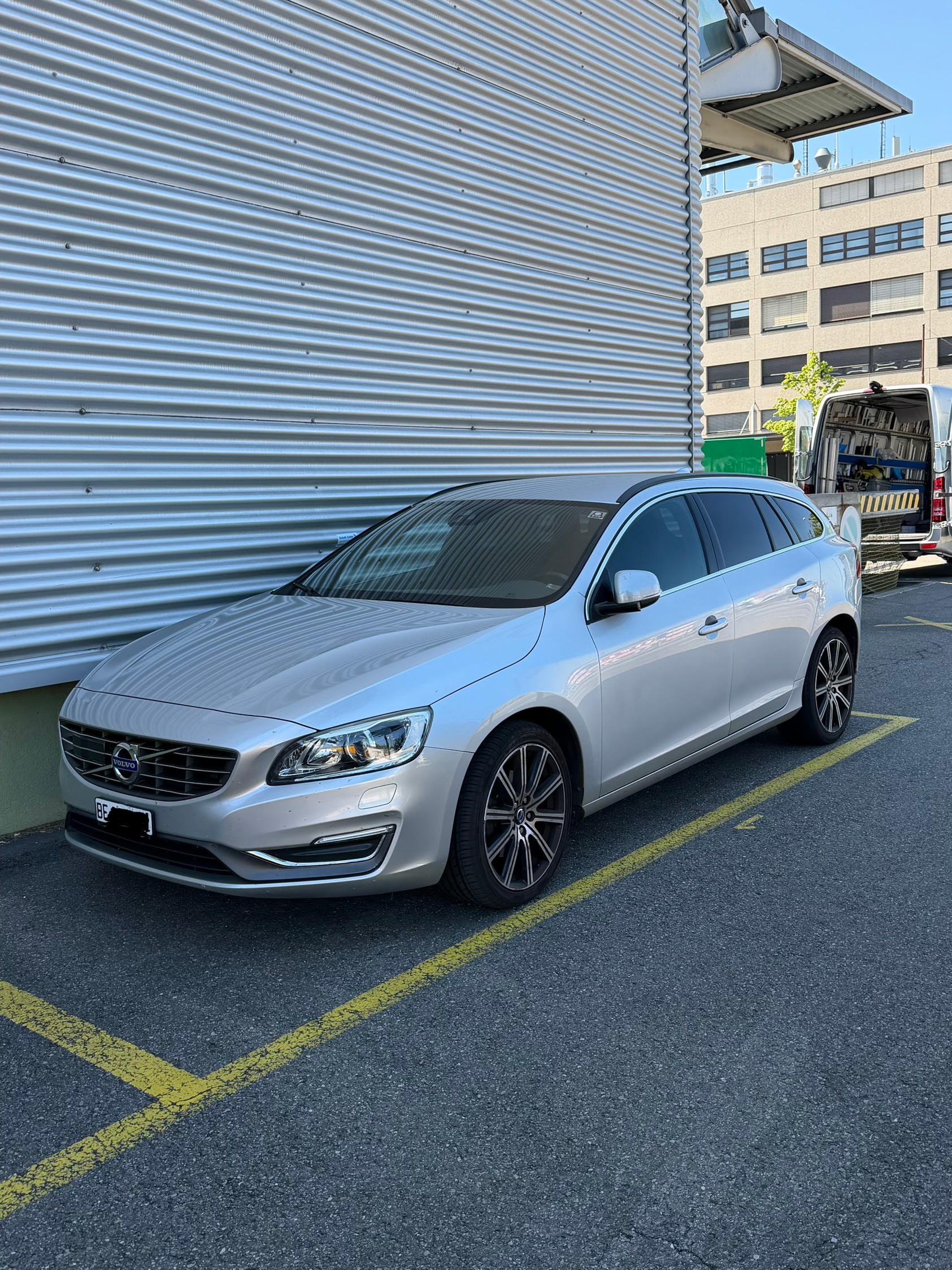 VOLVO V60 D4 Momentum Geartronic-image-0