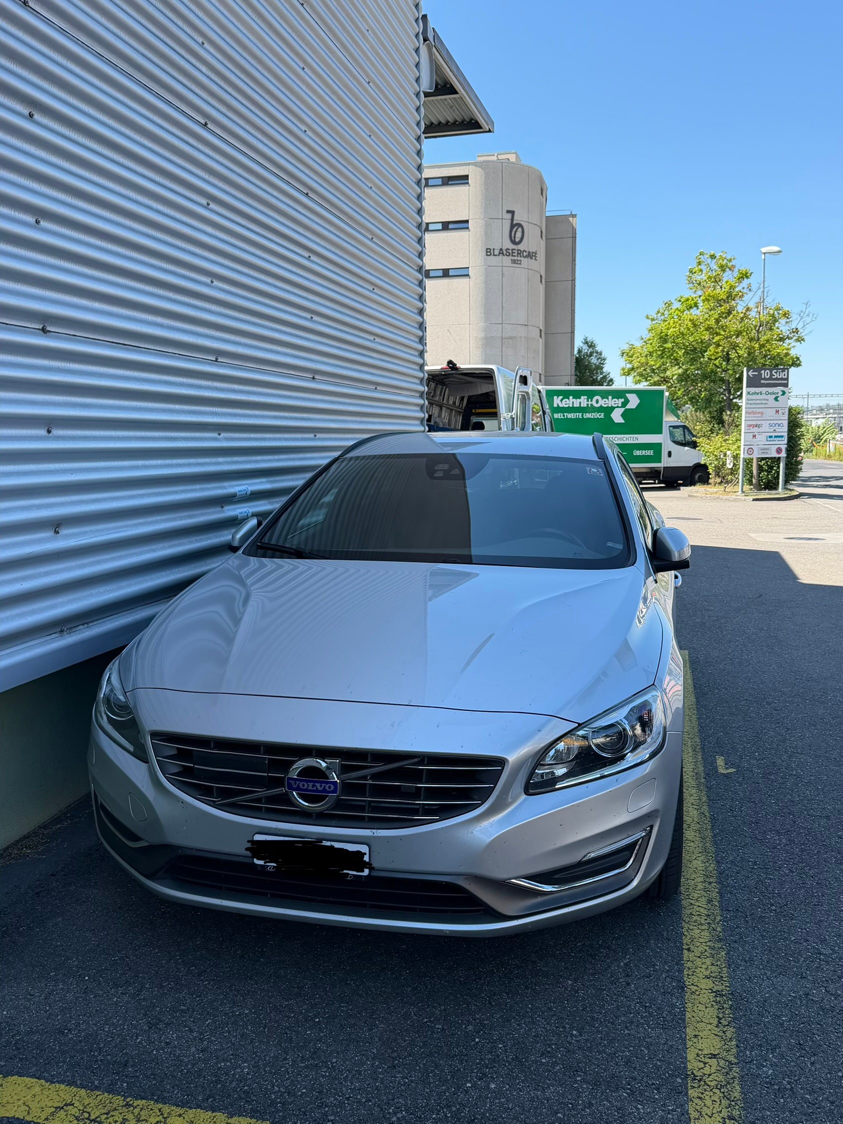 VOLVO V60 D4 Momentum Geartronic-image-1