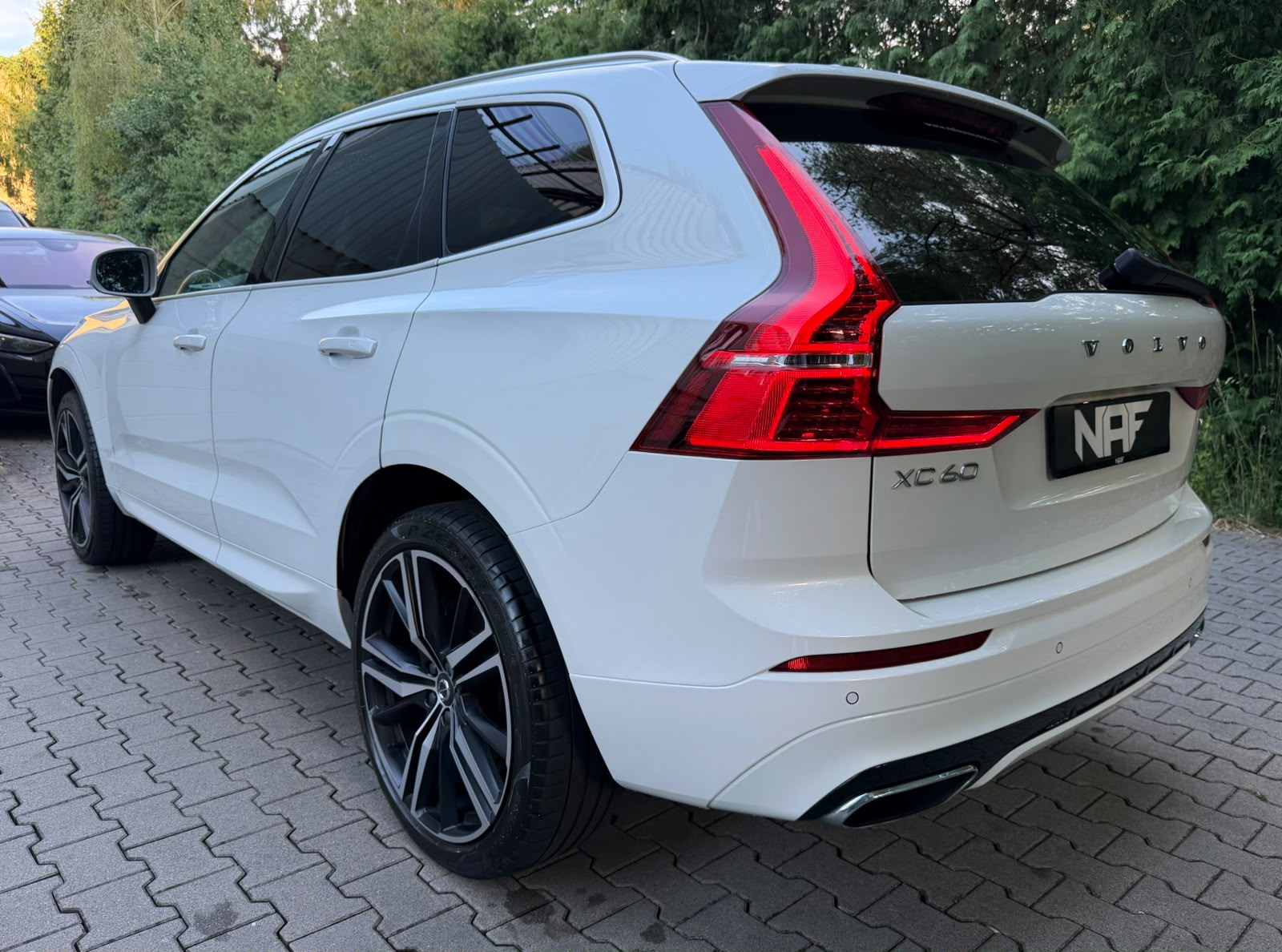VOLVO XC60 T5 AWD R-Design Geartronic-image-4