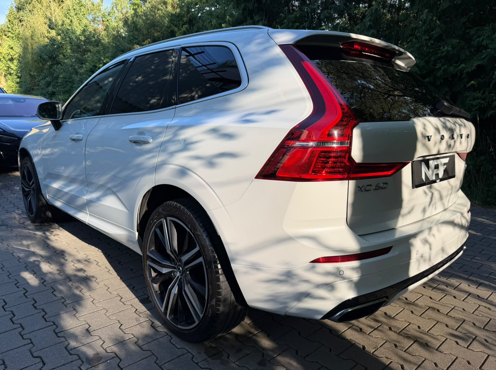 VOLVO XC60 T5 AWD R-Design Geartronic-image-2