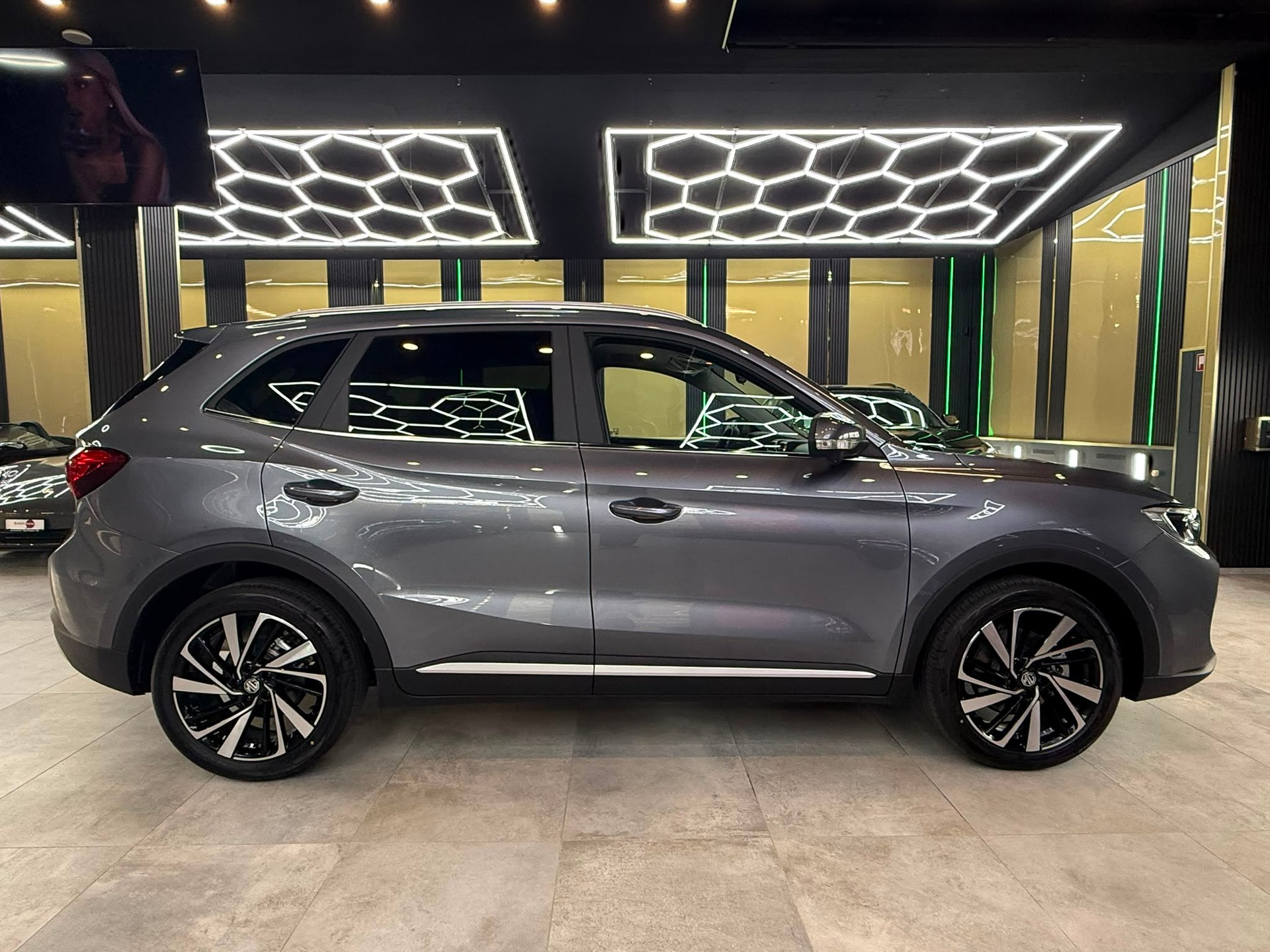 MG ZS 1.5 Hybrid+ Luxury-showroom-element-3