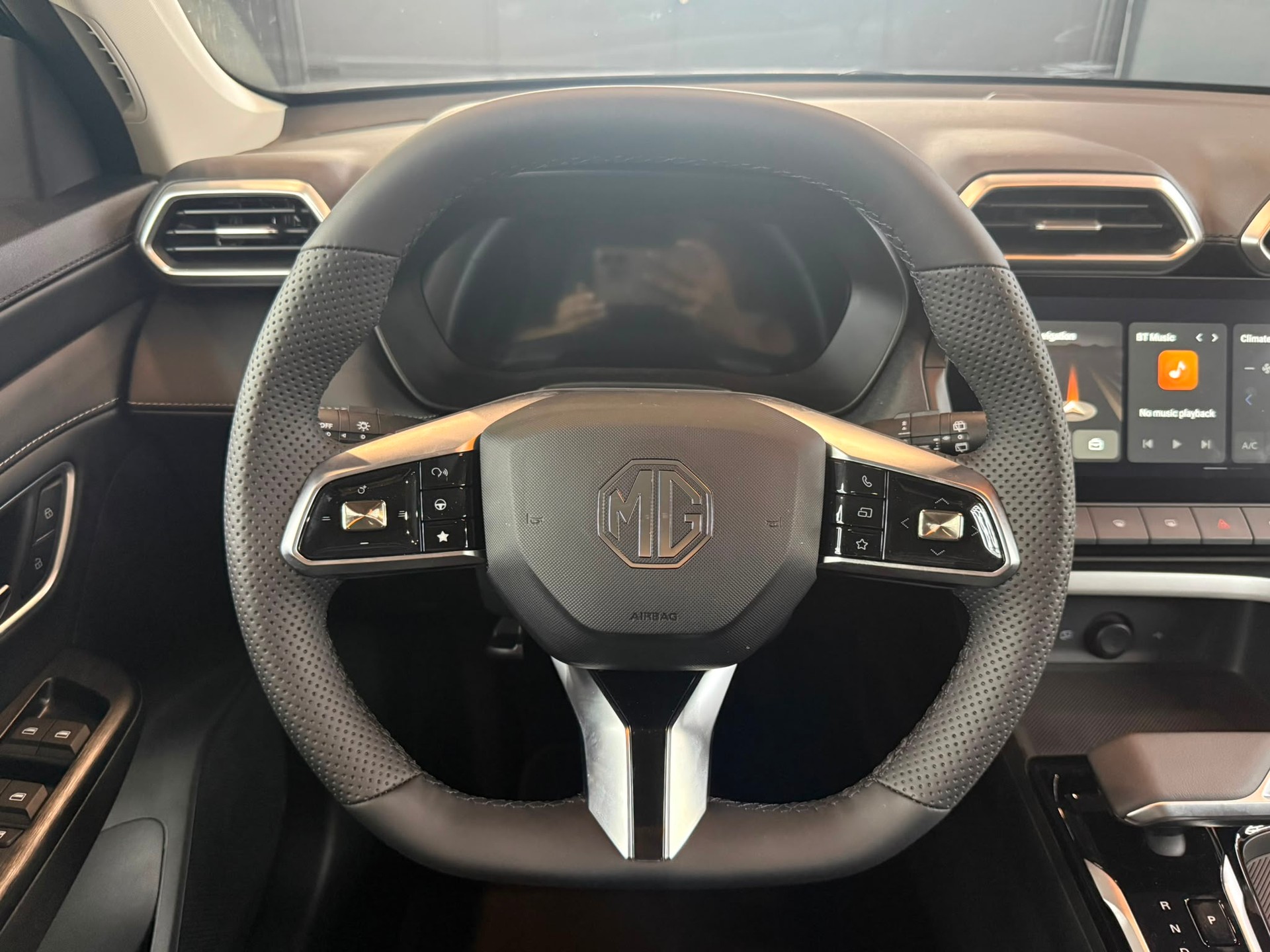 MG ZS 1.5 Hybrid+ Luxury-image-13