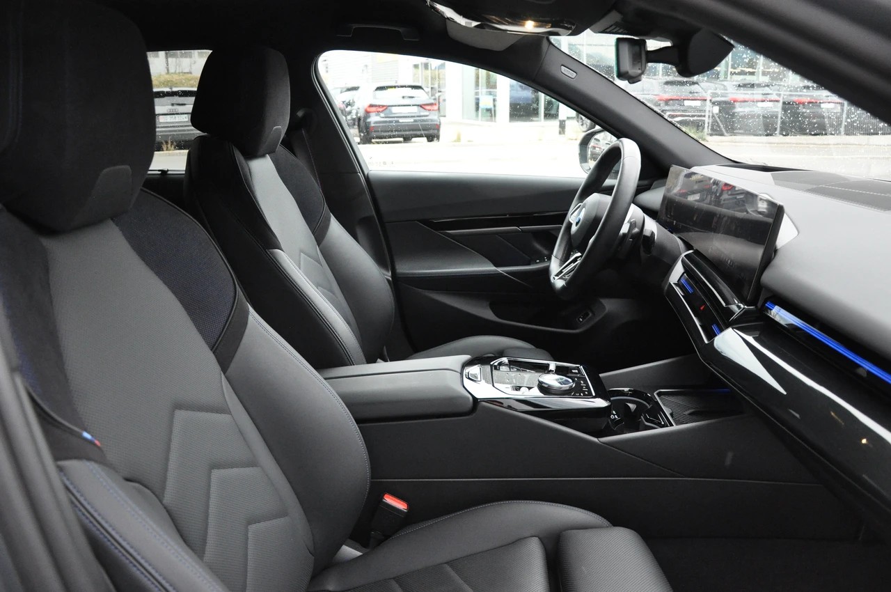 BMW 520d xDrive 48V Touring M Sport Pro Steptronic-image-16
